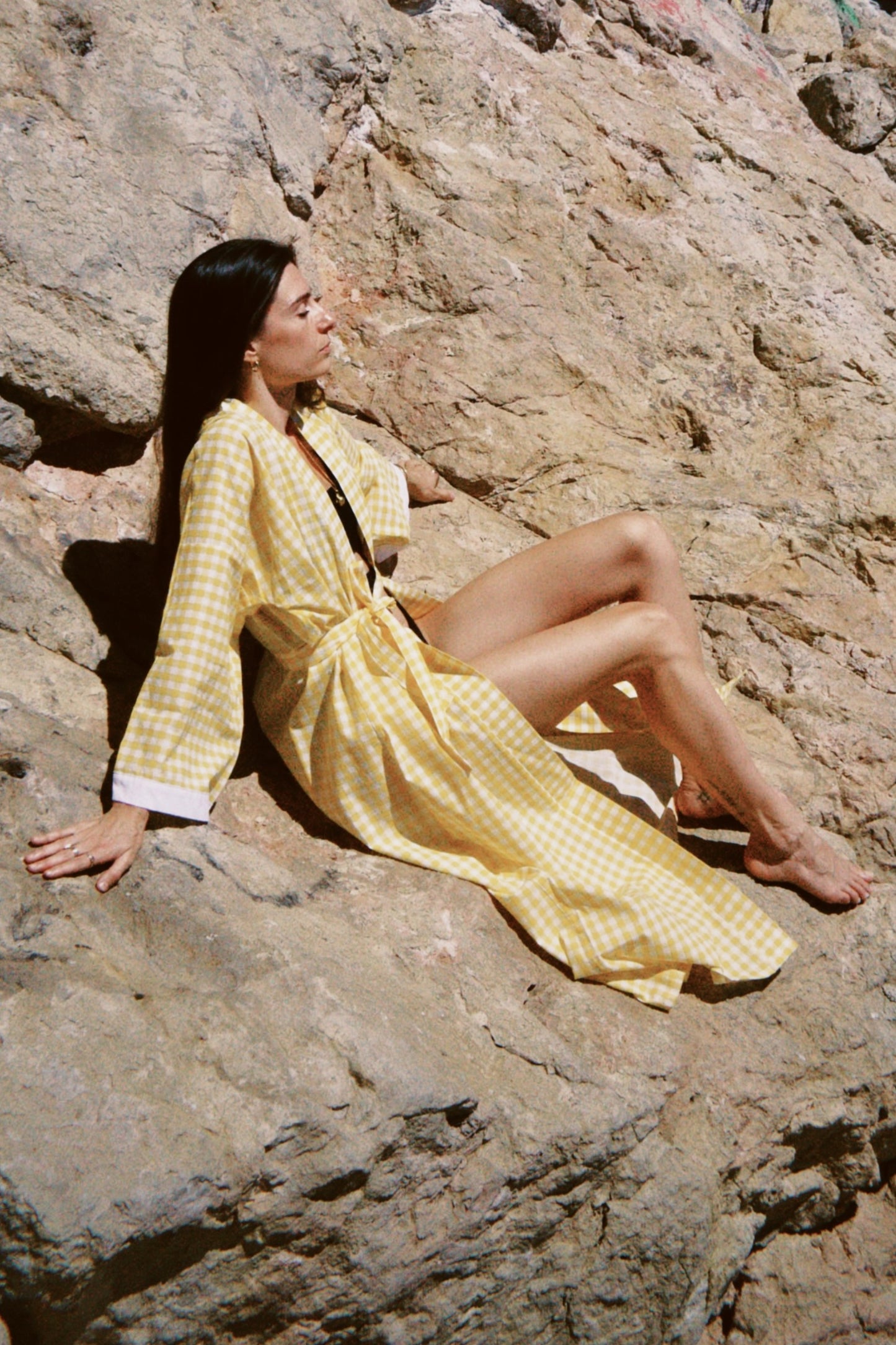 Kimono long en vichy jaune et blanc, confectionné à la main. Modèle fluide et léger, avec des manches longues et une coupe élégante.