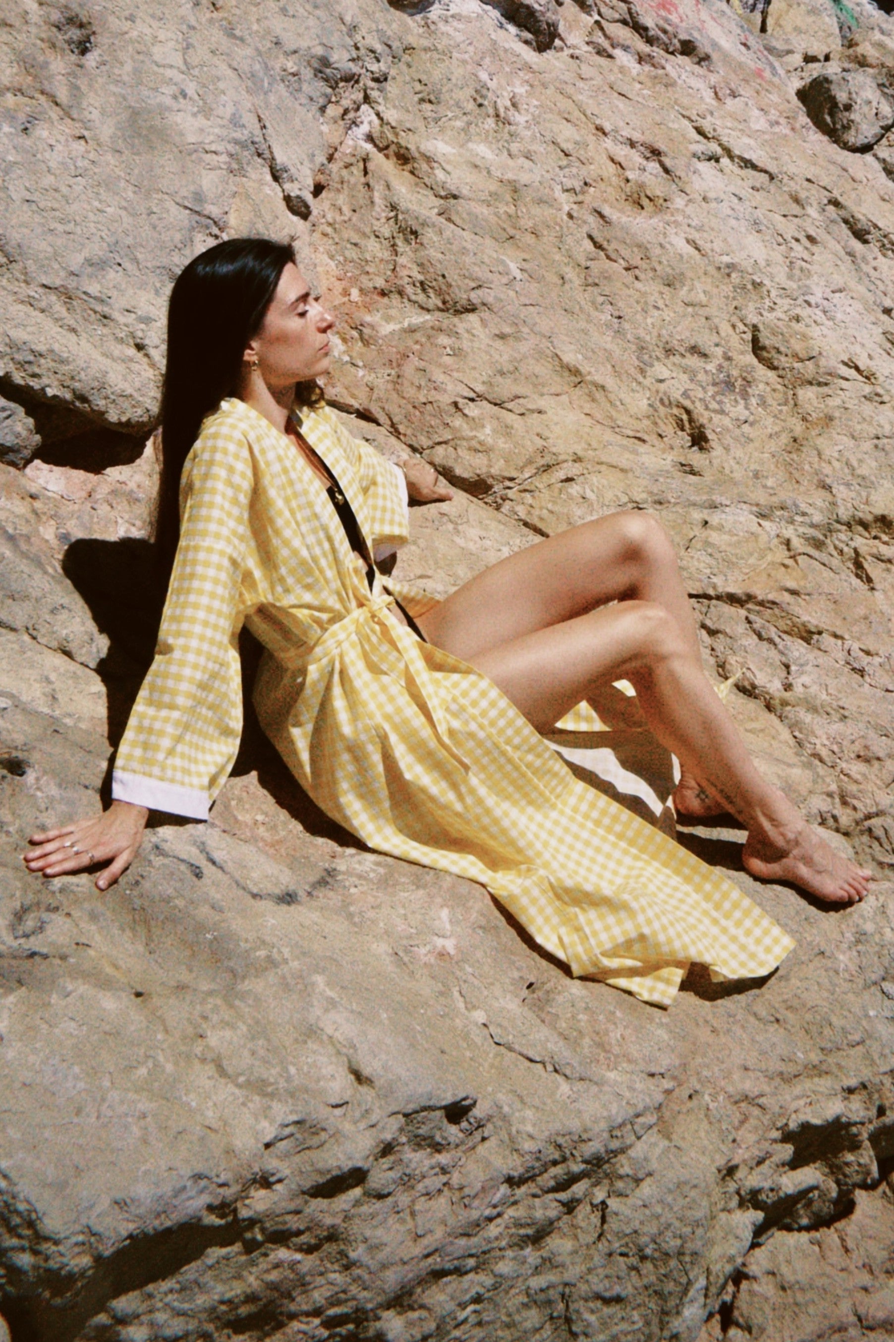 Kimono long en vichy jaune et blanc, confectionné à la main. Modèle fluide et léger, avec des manches longues et une coupe élégante.