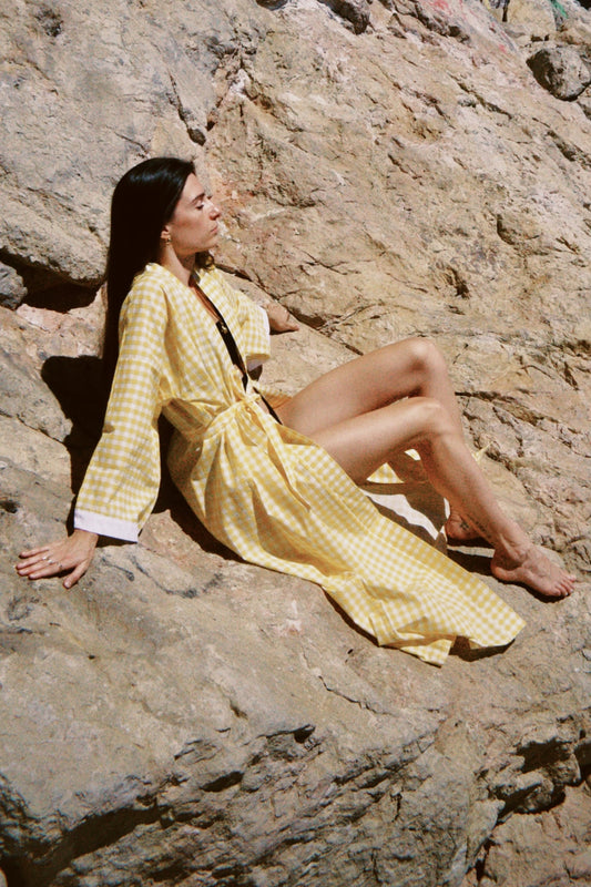 Kimono long en vichy jaune et blanc, confectionné à la main. Modèle fluide et léger, avec des manches longues et une coupe élégante.