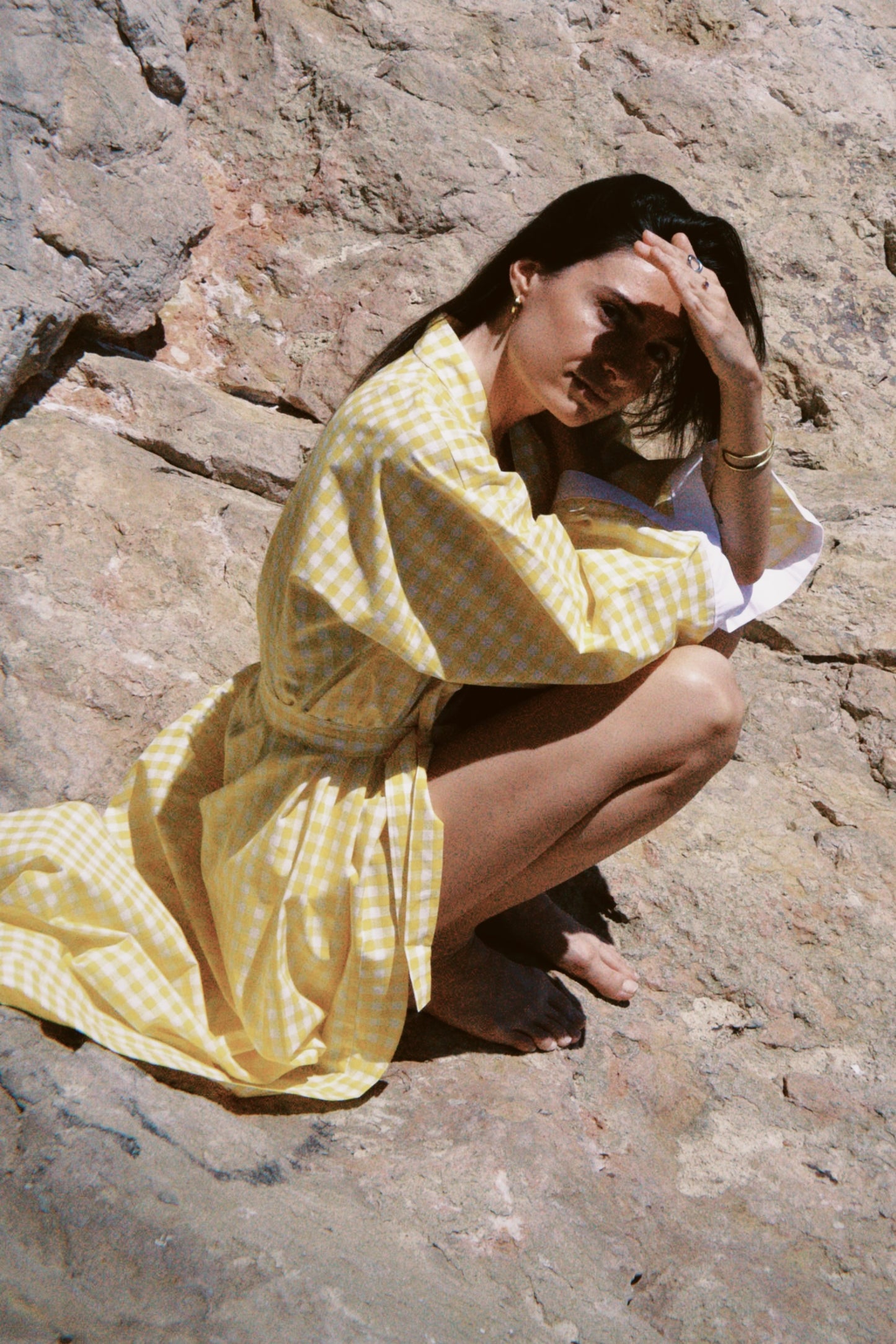 Kimono long en vichy jaune et blanc, confectionné à la main. Modèle fluide et léger, avec des manches longues et une coupe élégante.