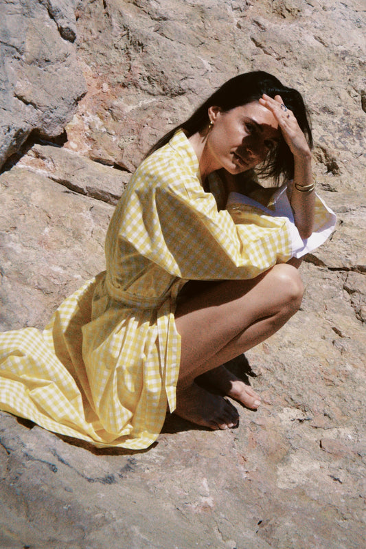 Kimono long en vichy jaune et blanc, confectionné à la main. Modèle fluide et léger, avec des manches longues et une coupe élégante.