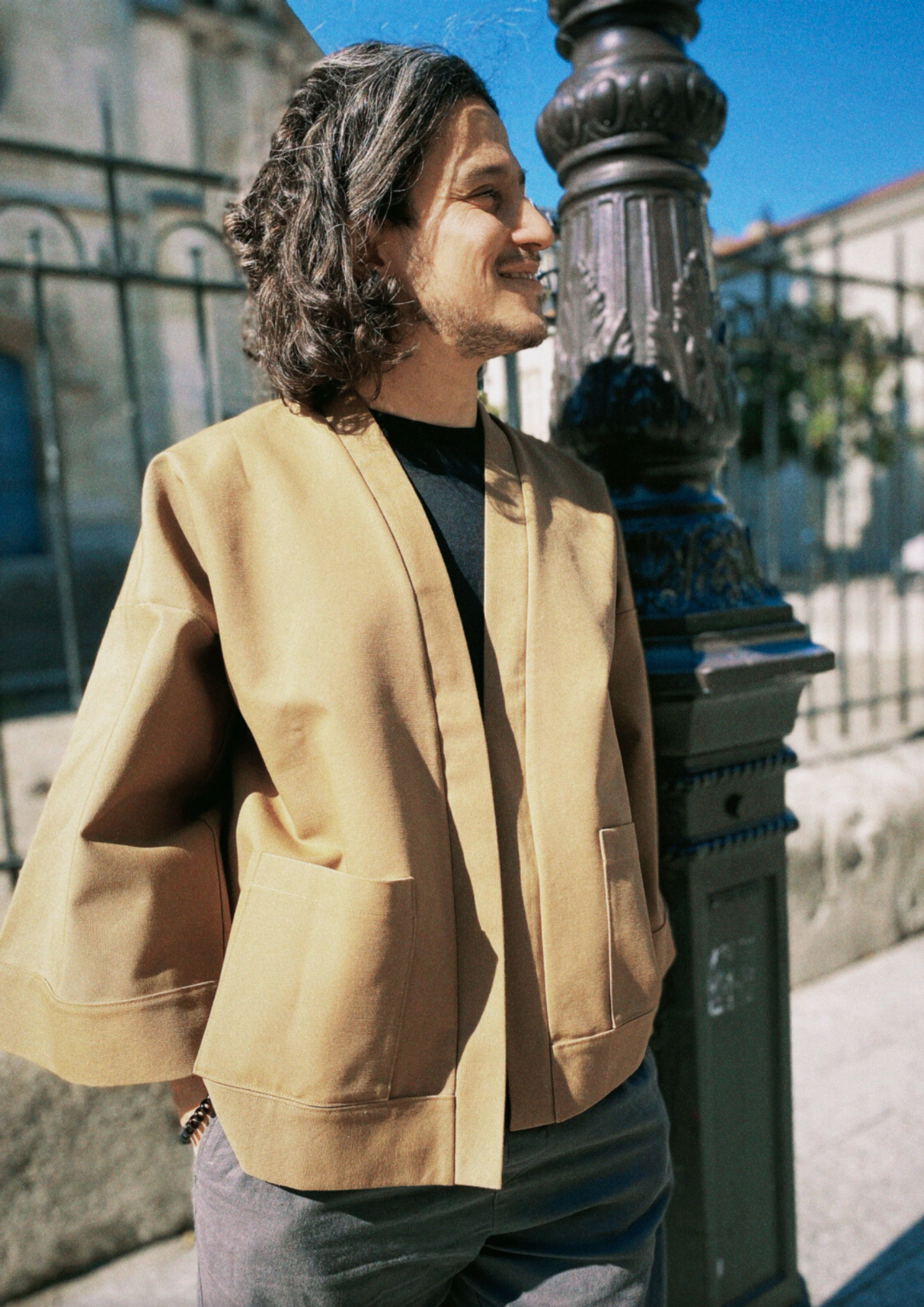 Homme portant un kimono court en bachette de coton bio marron, coupe ample avec poches plaquées et finitions soignées, conçu dans une démarche d’upcycling.