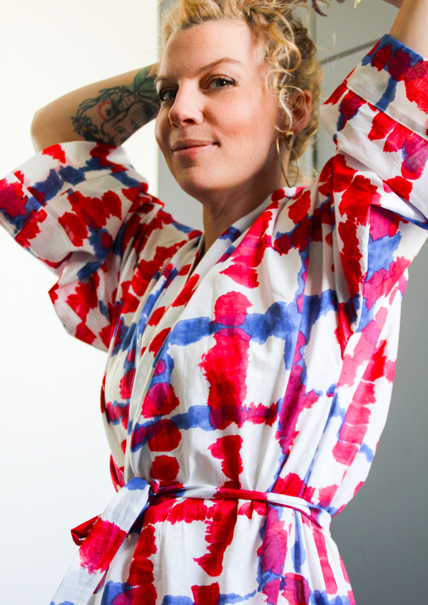 Kimono long en voile de coton à motif bleu et fuchsia sur fond blanc, avec ceinture nouée, fait à la main à Paris.