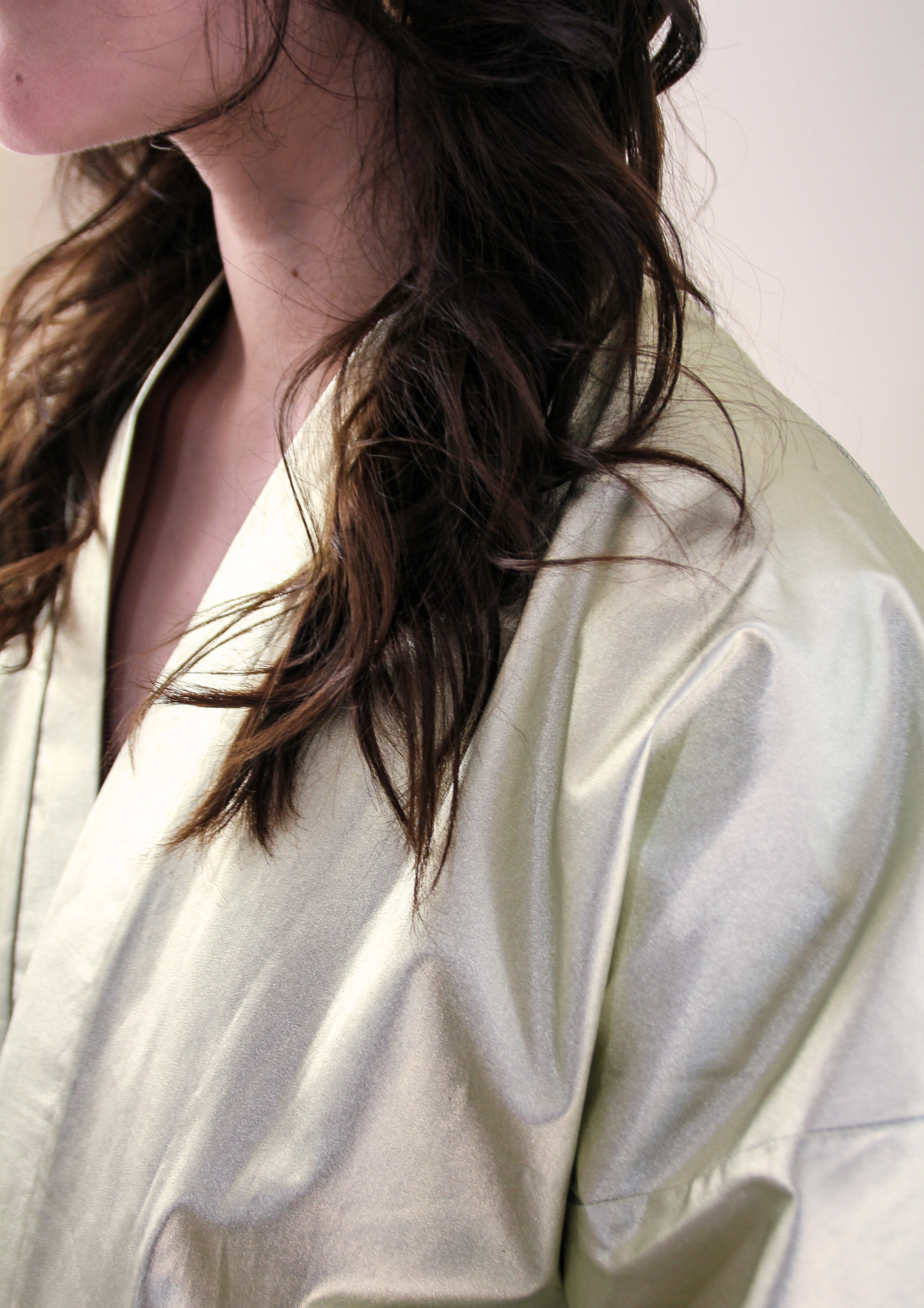 kimono court doré en coton métallisé, confectionné à la main à Paris. Une pièce lumineuse et originale pour sublimer vos looks.