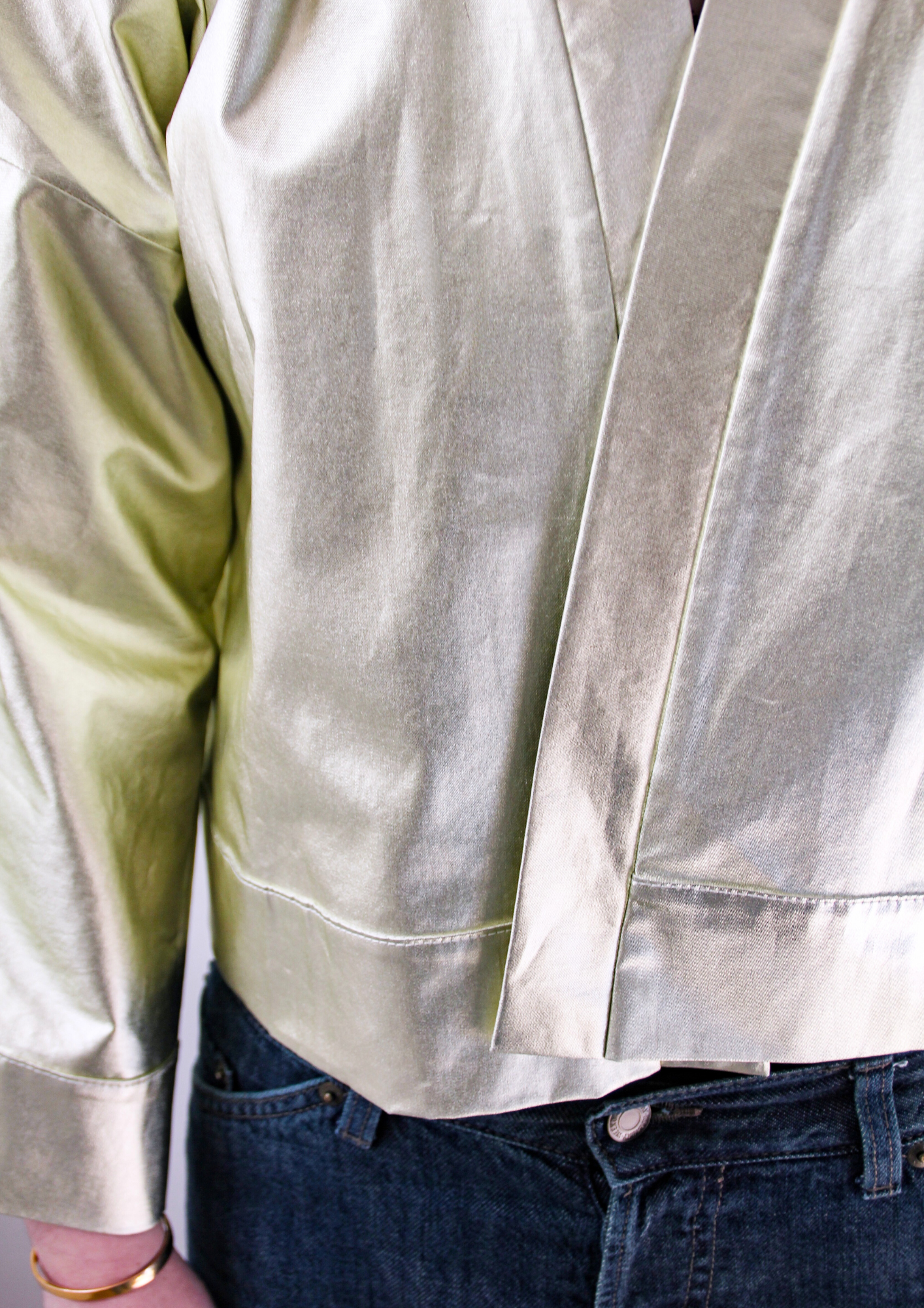 kimono court doré en coton métallisé, confectionné à la main à Paris. Une pièce lumineuse et originale pour sublimer vos looks.