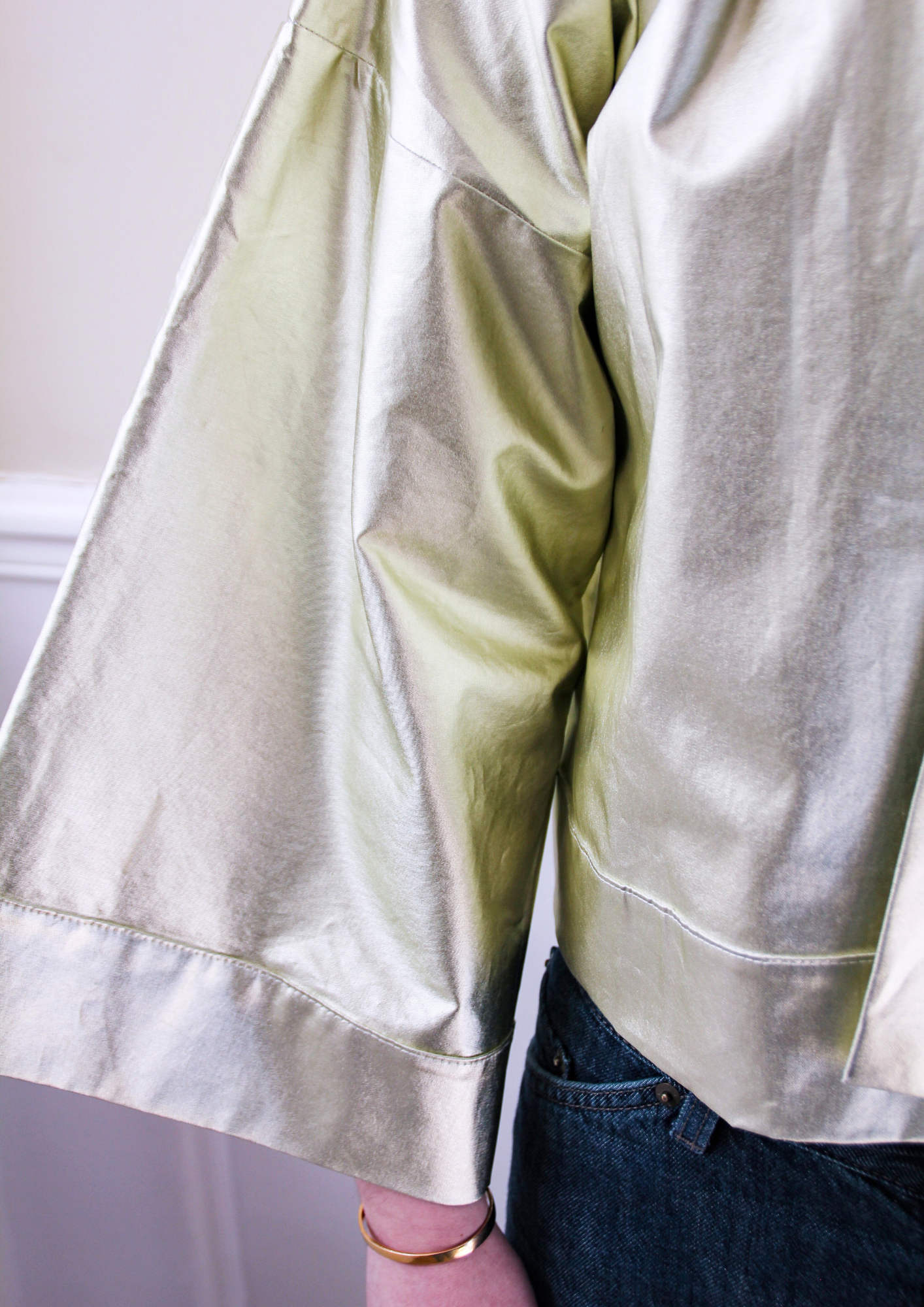 kimono court doré en coton métallisé, confectionné à la main à Paris. Une pièce lumineuse et originale pour sublimer vos looks.