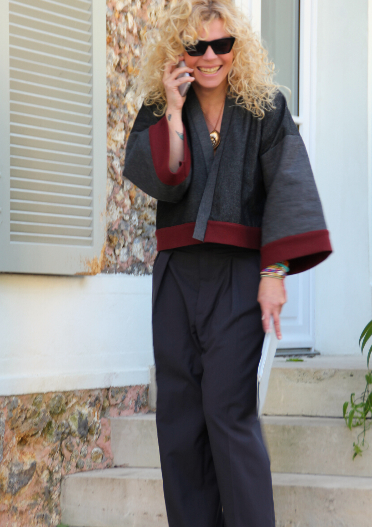 Cardigan kimono en denim noir et gris avec finitions en laine bordeaux et poches, coupe ample et style épuré.