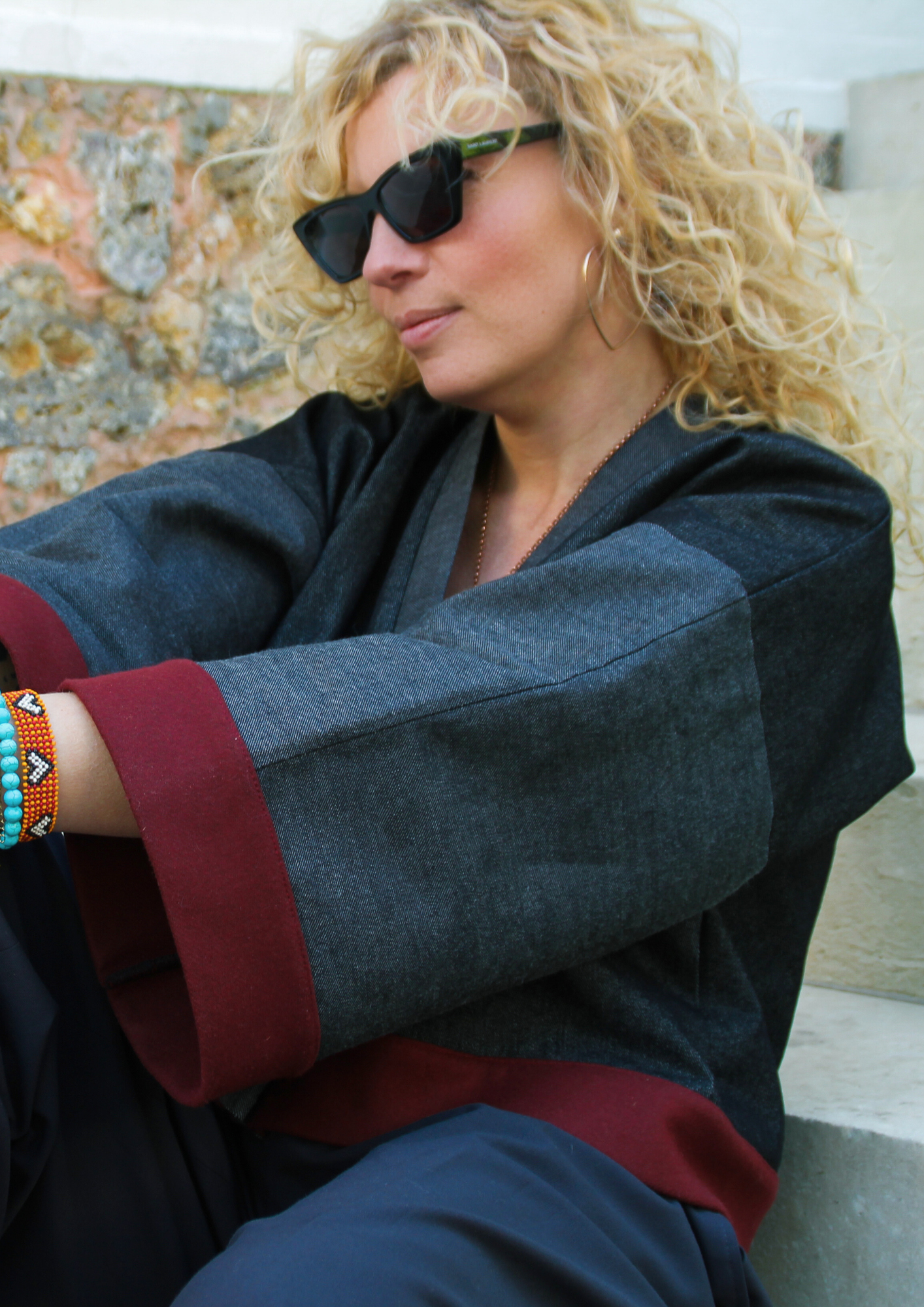 Cardigan kimono en denim noir et gris avec finitions en laine bordeaux et poches, coupe ample et style épuré.