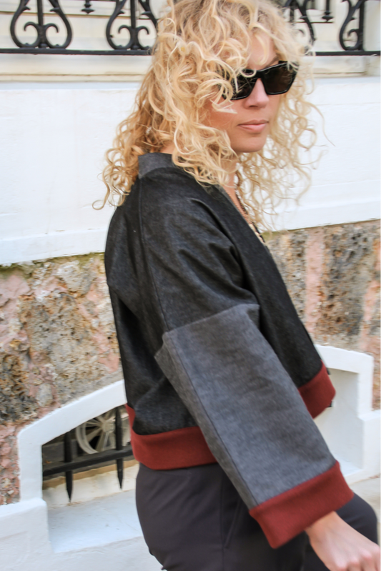Cardigan kimono en denim noir et gris avec finitions en laine bordeaux et poches, coupe ample et style épuré.