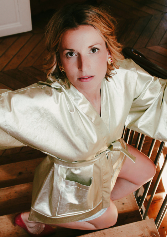 Kimono veste doré 100% coton, confectionné à la main à Paris, qui s'inscrit dans une démarche responsable avec son tissu upcyclé.