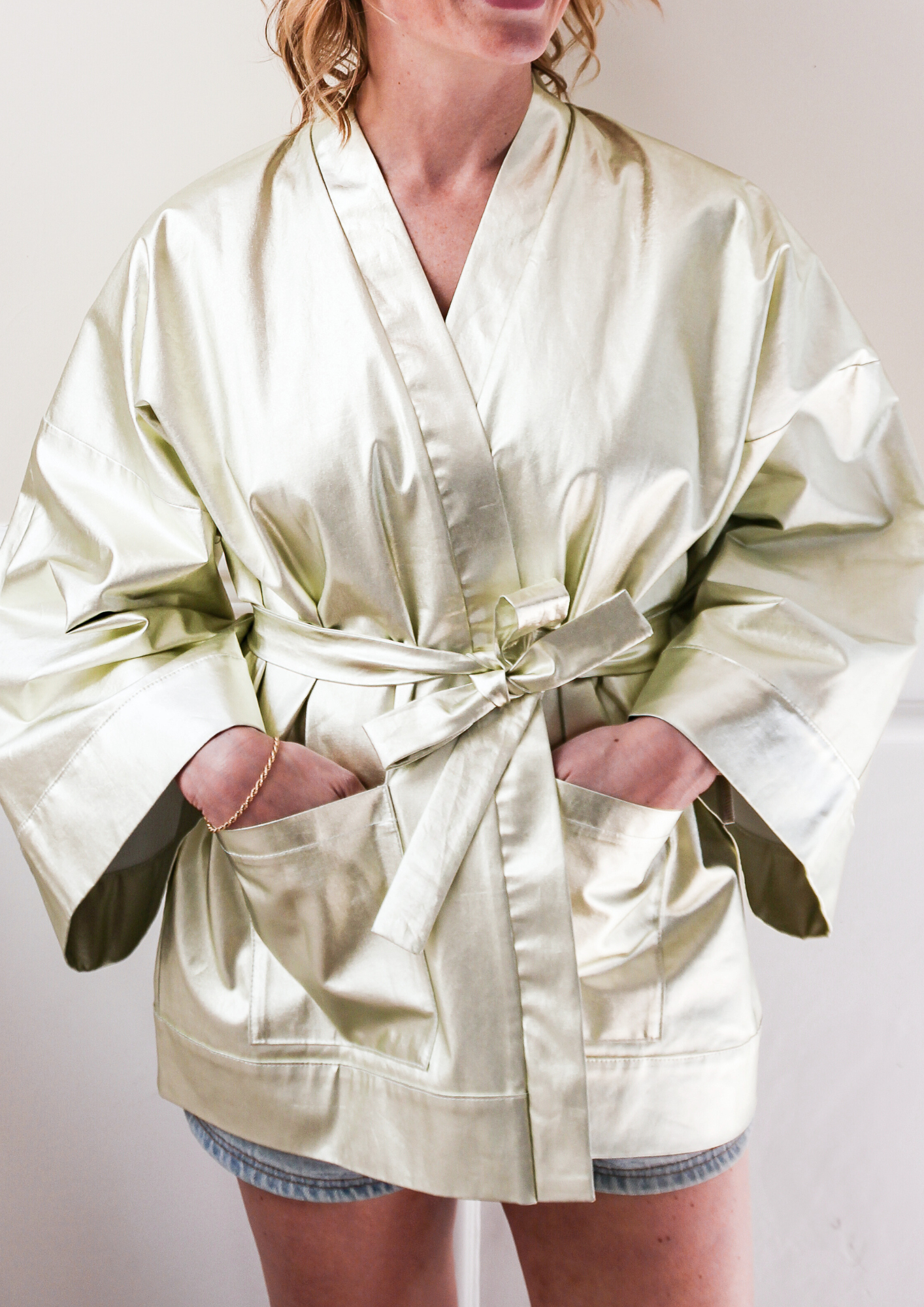 Kimono veste doré 100% coton, confectionné à la main à Paris, qui s'inscrit dans une démarche responsable avec son tissu upcyclé.