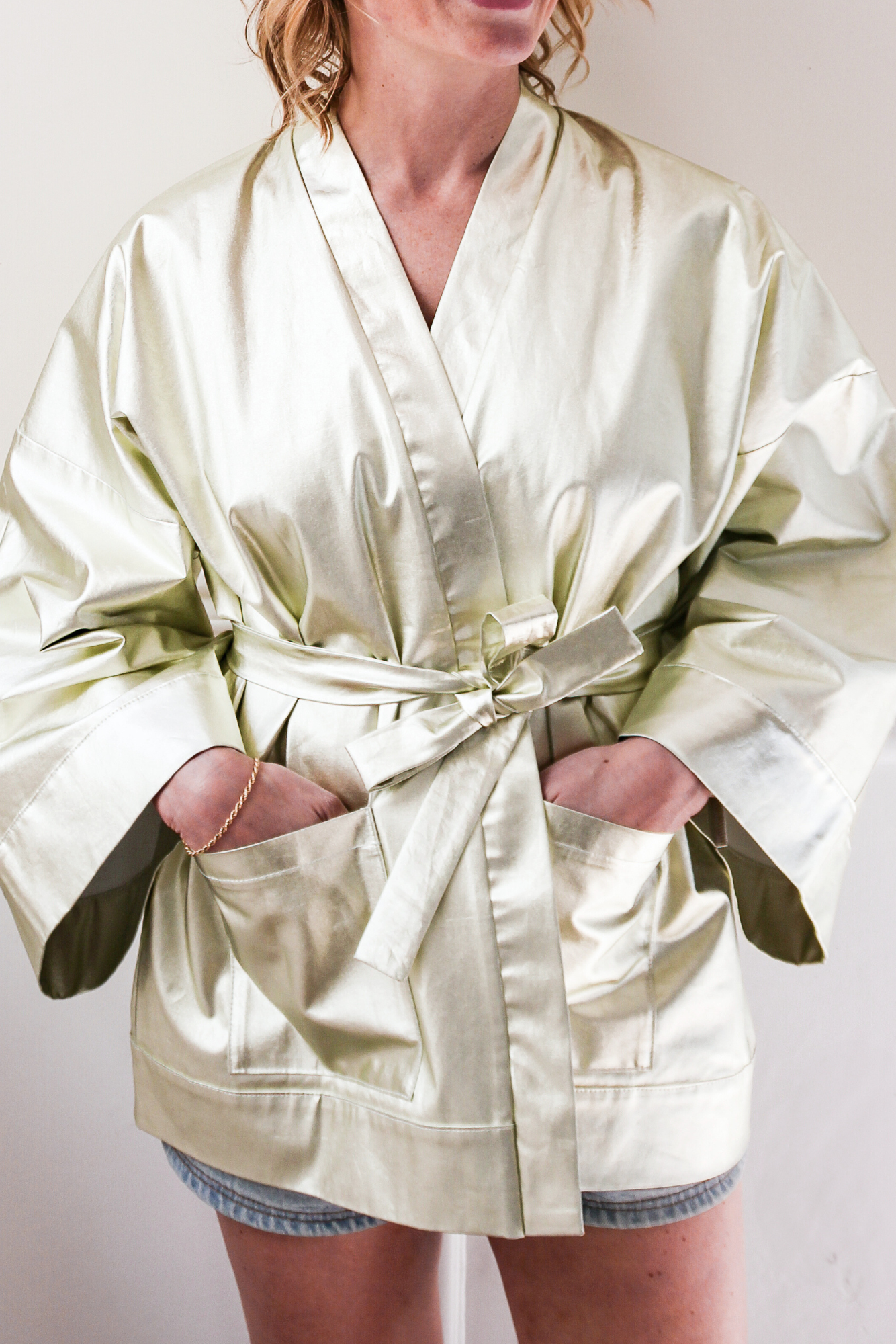 Kimono veste doré 100% coton, confectionné à la main à Paris, qui s'inscrit dans une démarche responsable avec son tissu upcyclé.