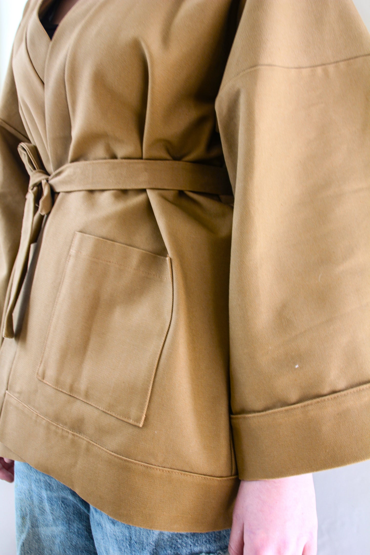 Kimono court en bachette de coton bio marron, coupe ample avec poches plaquées et finitions soignées, conçu dans une démarche d’upcycling.