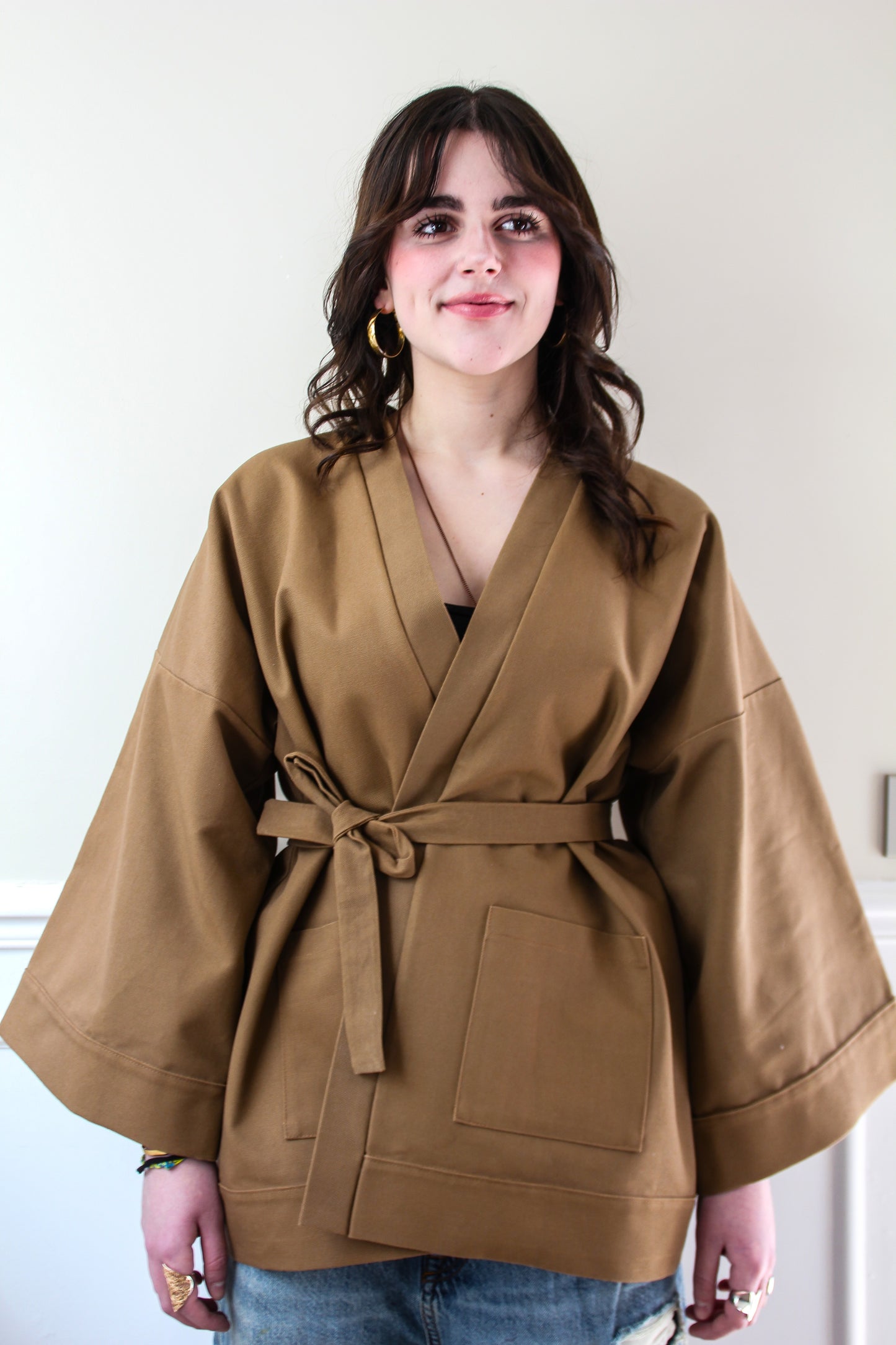 Kimono court en bachette de coton bio marron, coupe ample avec poches plaquées et finitions soignées, conçu dans une démarche d’upcycling.