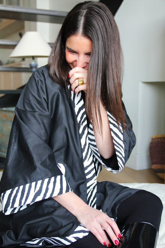 Atelier Sarita - Kimono en coton noir et motif zèbre, fait main à Paris. Pièce unique