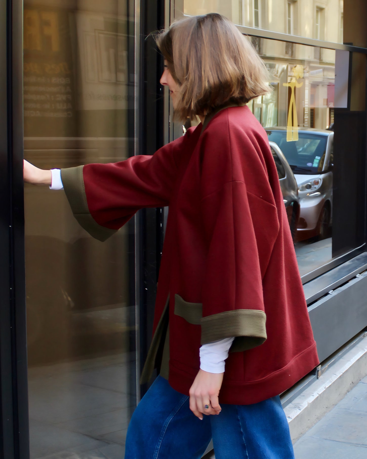 Jeune femme en kimono en laine bordeaux et kaki fait à la main à Paris.