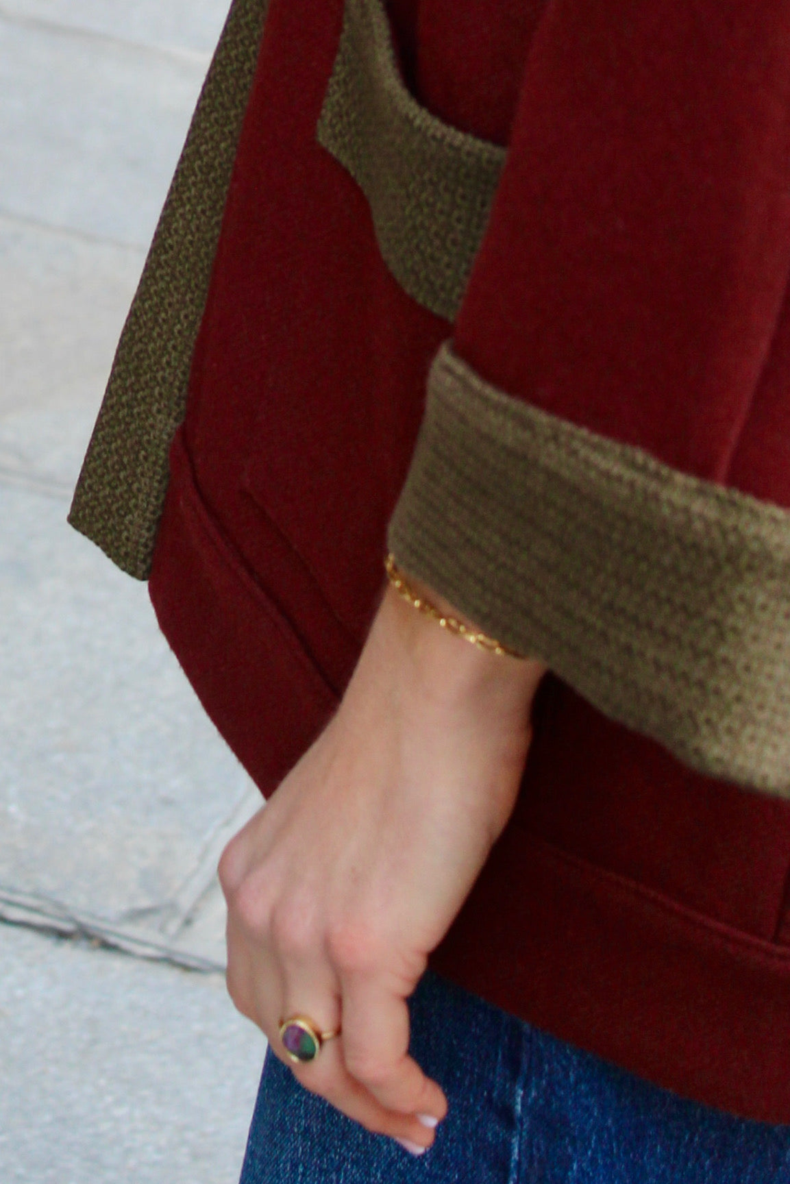 Détail d'un kimono en laine bordeaux et kaki fait à la main à Paris.