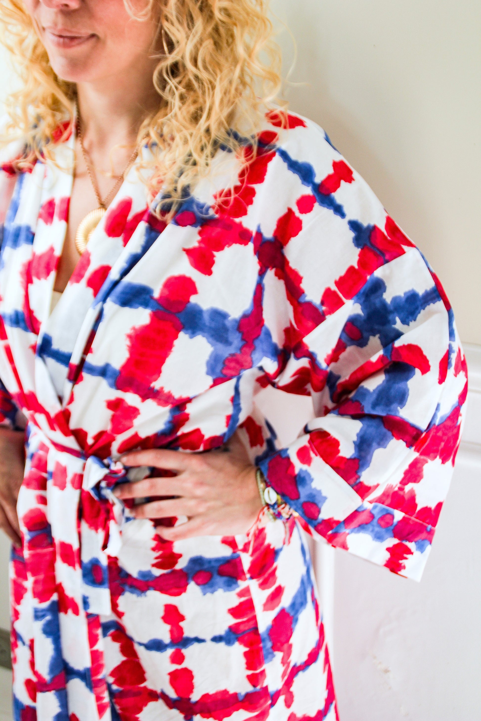 Kimono long en voile de coton à motif bleu et fuchsia sur fond blanc, avec ceinture nouée, fait à la main à Paris.