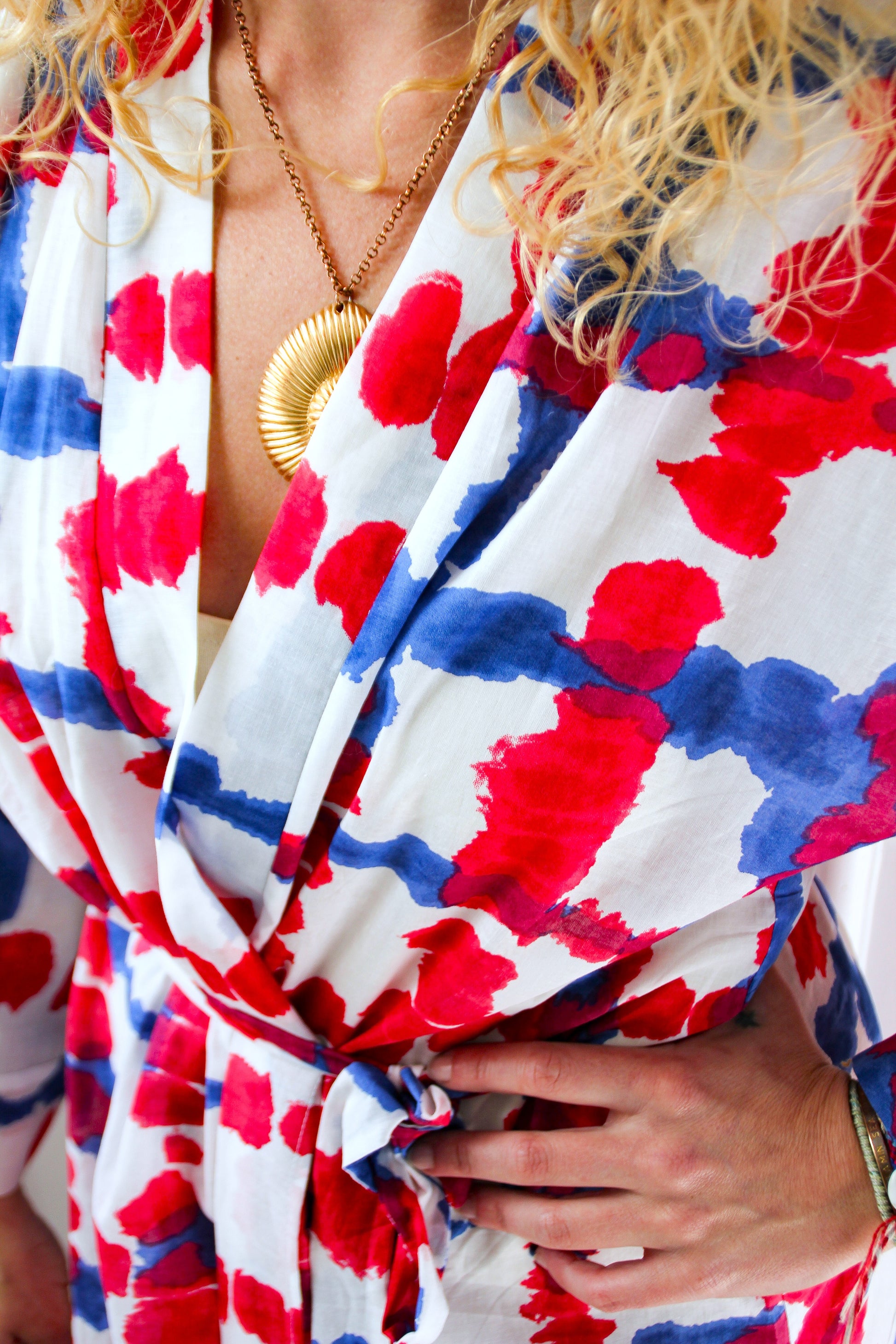 Kimono long en voile de coton à motif bleu et fuchsia sur fond blanc, avec ceinture nouée, fait à la main à Paris.