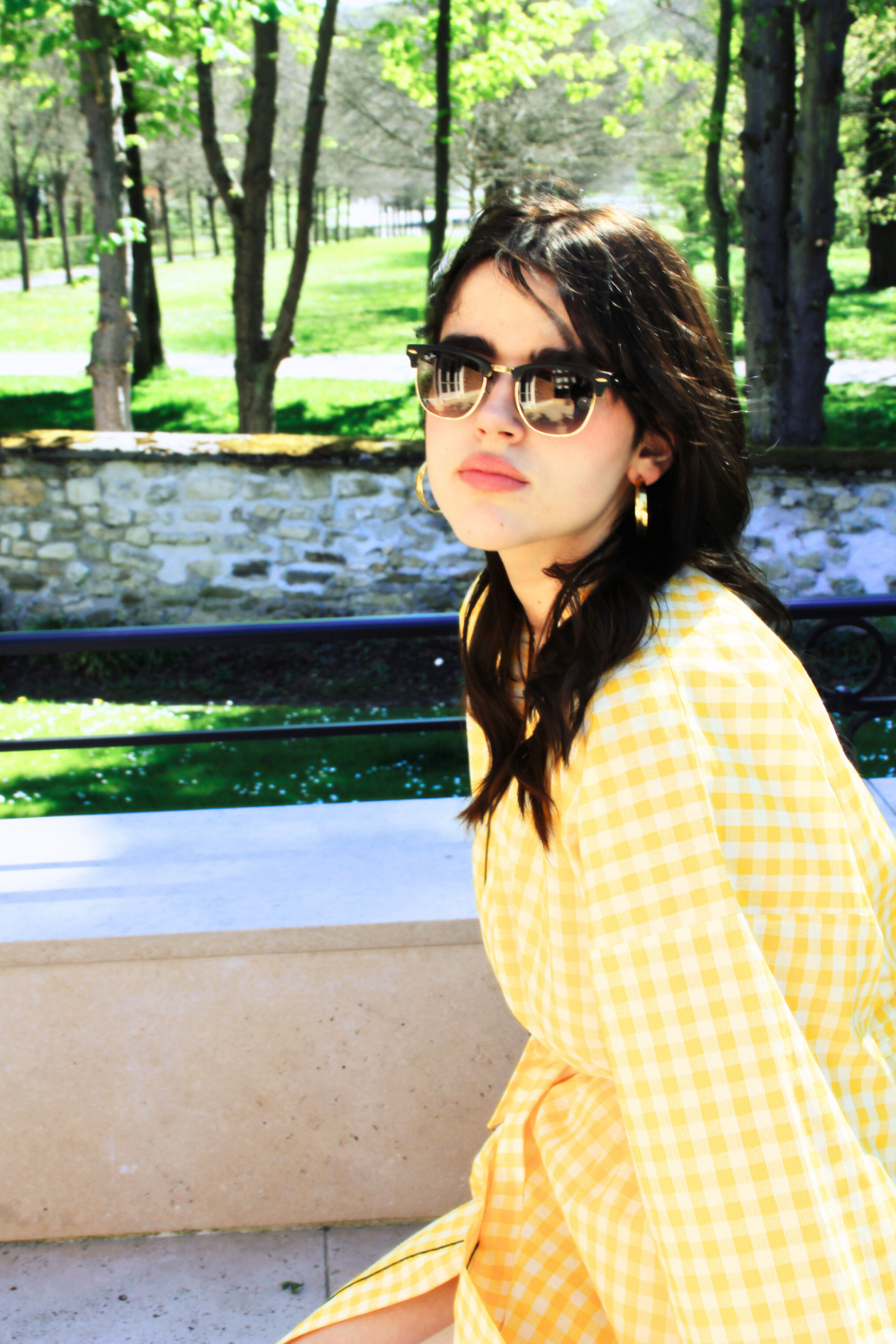 Femme portant un kimono court en coton vichy jaune à passepoil vert, noué à la taille.