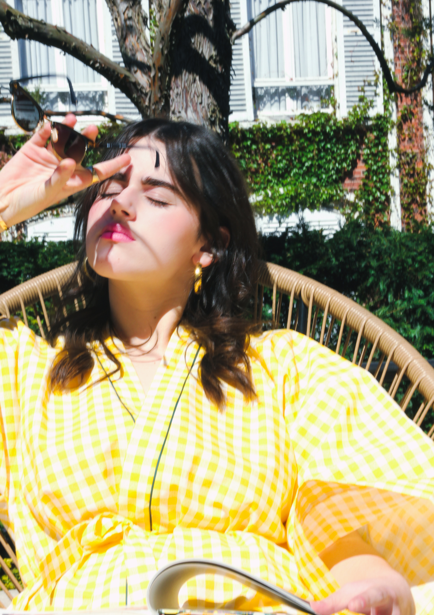 Femme portant un kimono court en coton vichy jaune à passepoil vert, noué à la taille.