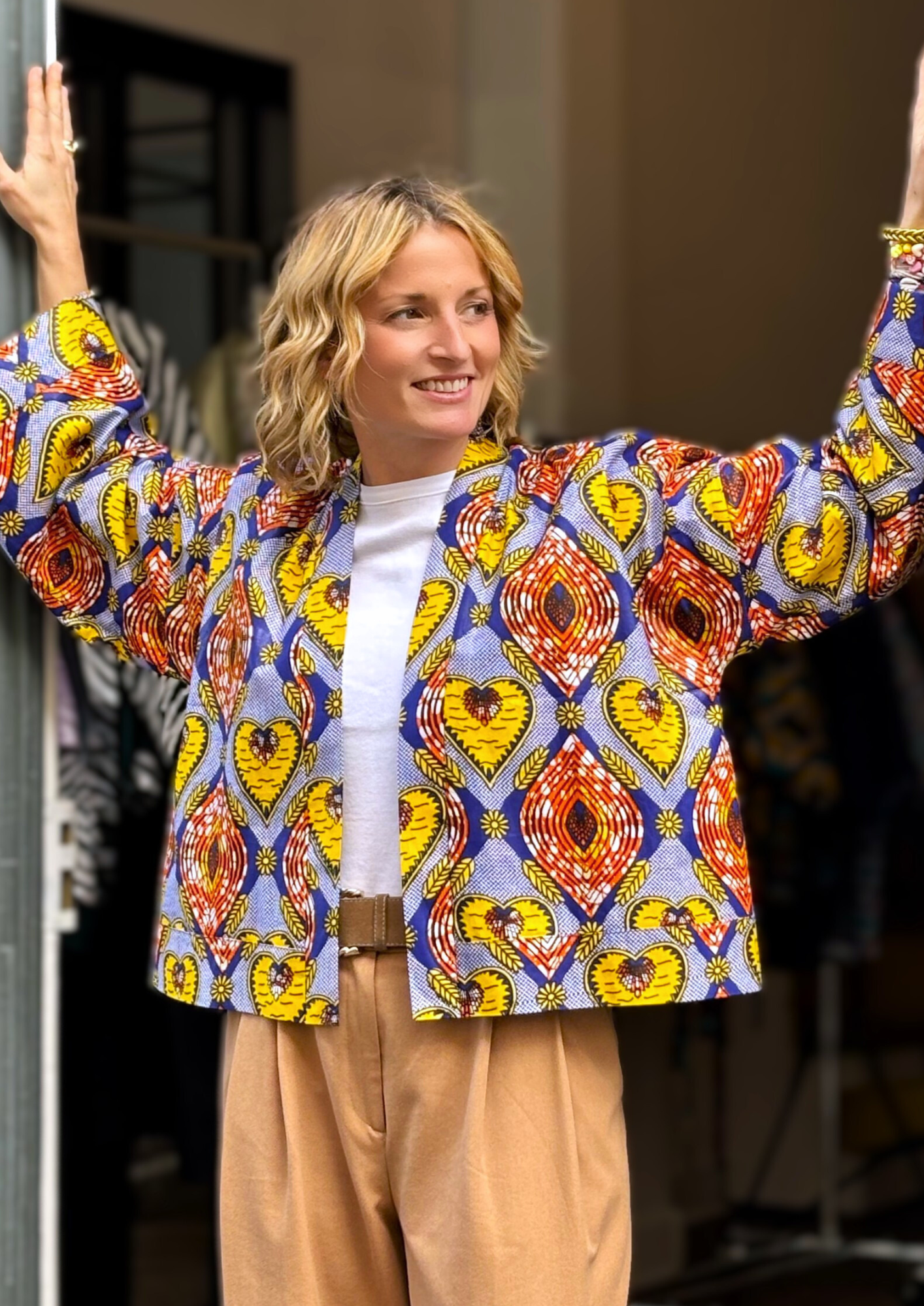 Kimono cardigan en wax coloré aux teintes bleu orange et jaunes, est une pièce unique faite à la main à Paris.