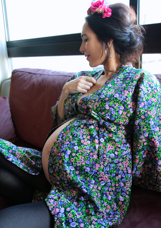 Kimono long en coton à motifs floraux colorés, coupe ample et manches larges.