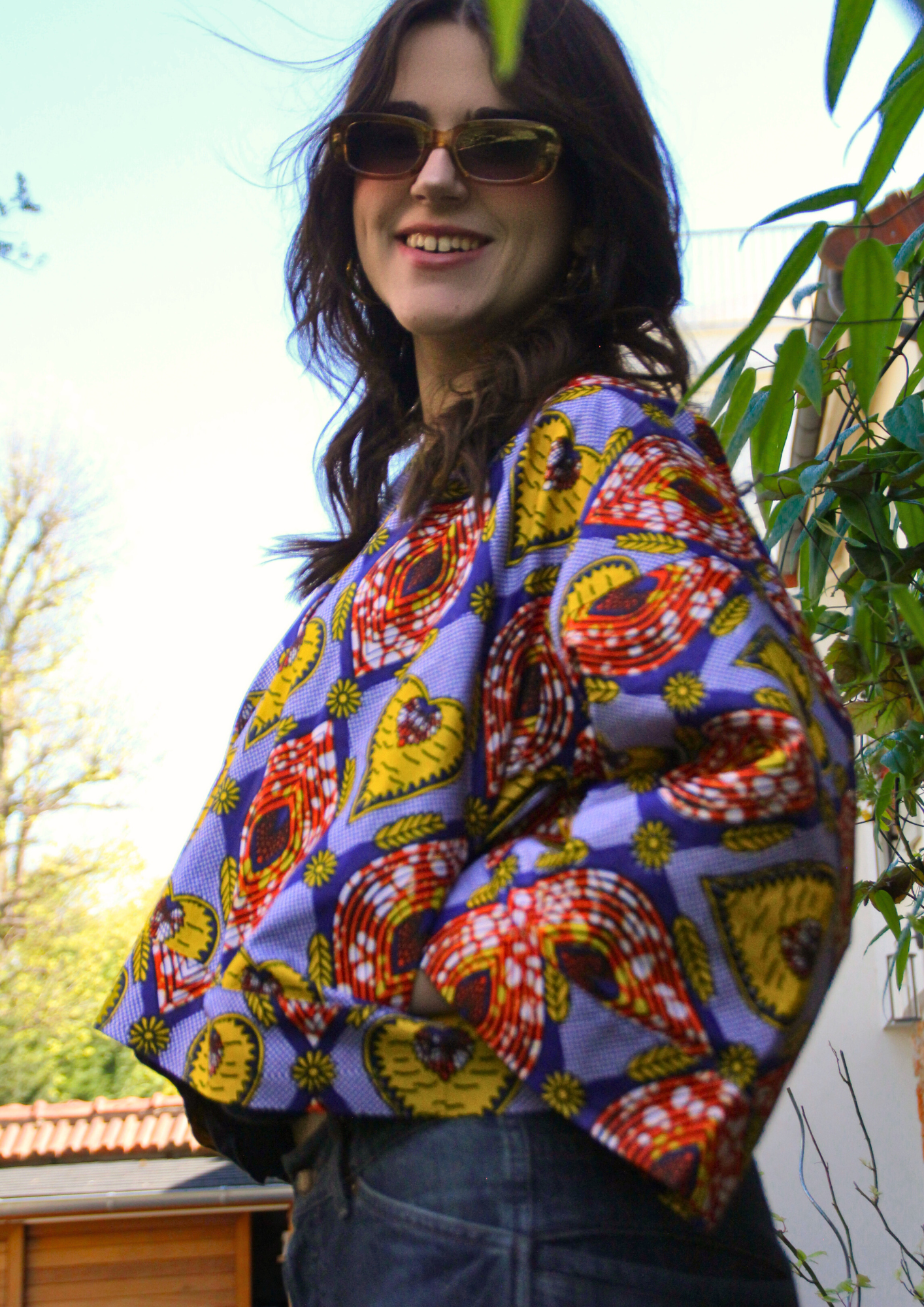 Kimono cardigan en wax coloré aux teintes bleu orange et jaunes, est une pièce unique faite à la main à Paris.