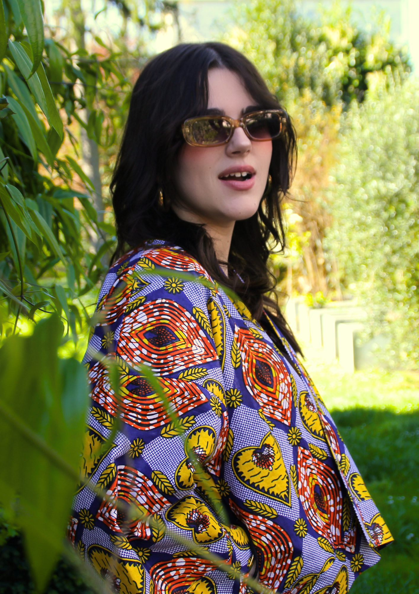 Kimono cardigan en wax coloré aux teintes bleu orange et jaunes, est une pièce unique faite à la main à Paris.