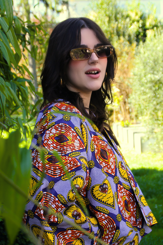 Kimono cardigan en wax coloré aux teintes bleu orange et jaunes, est une pièce unique faite à la main à Paris.