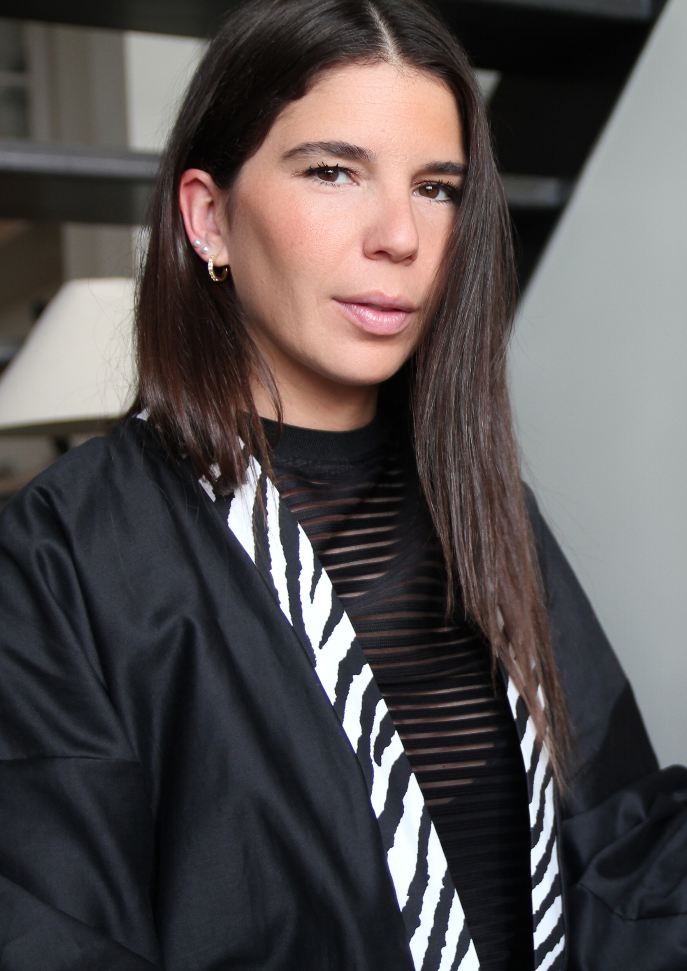 Jeune femme portant un kimono en coton noir et motif zèbre, fait main à Paris. Pièce unique