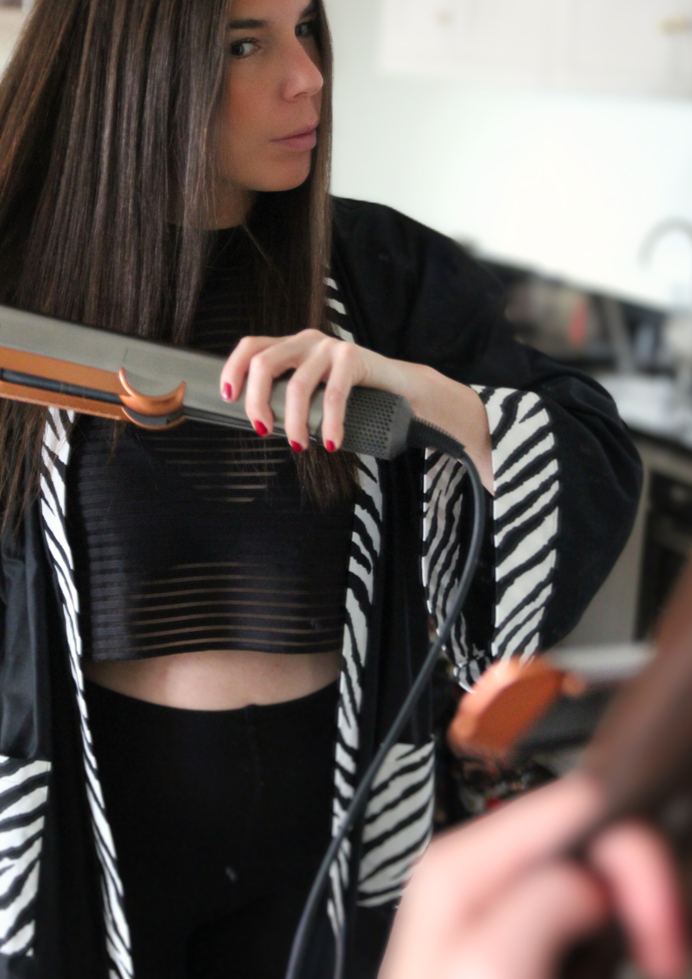 Jeune femme portant un kimono en coton noir et motif zèbre, fait main à Paris. Pièce unique