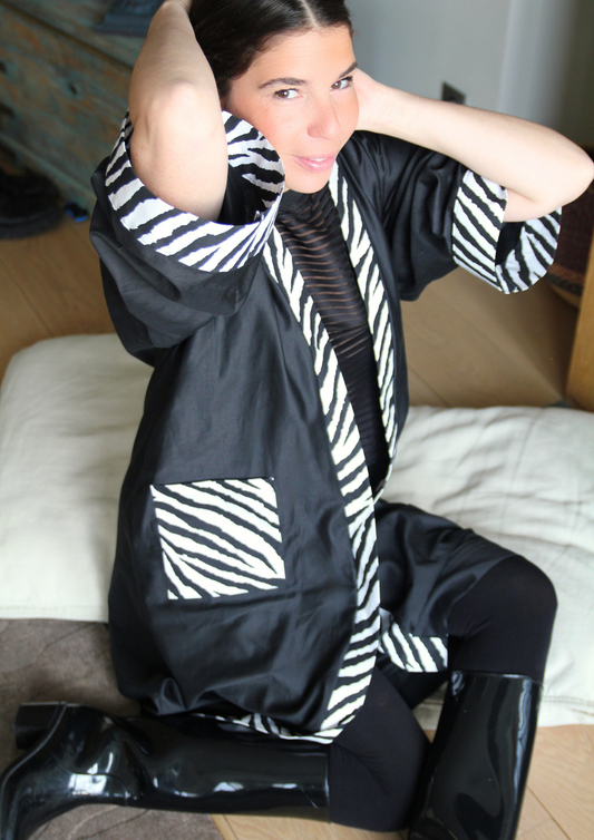 Jeune femme portant un kimono en coton noir et motif zèbre, fait main à Paris. Pièce unique