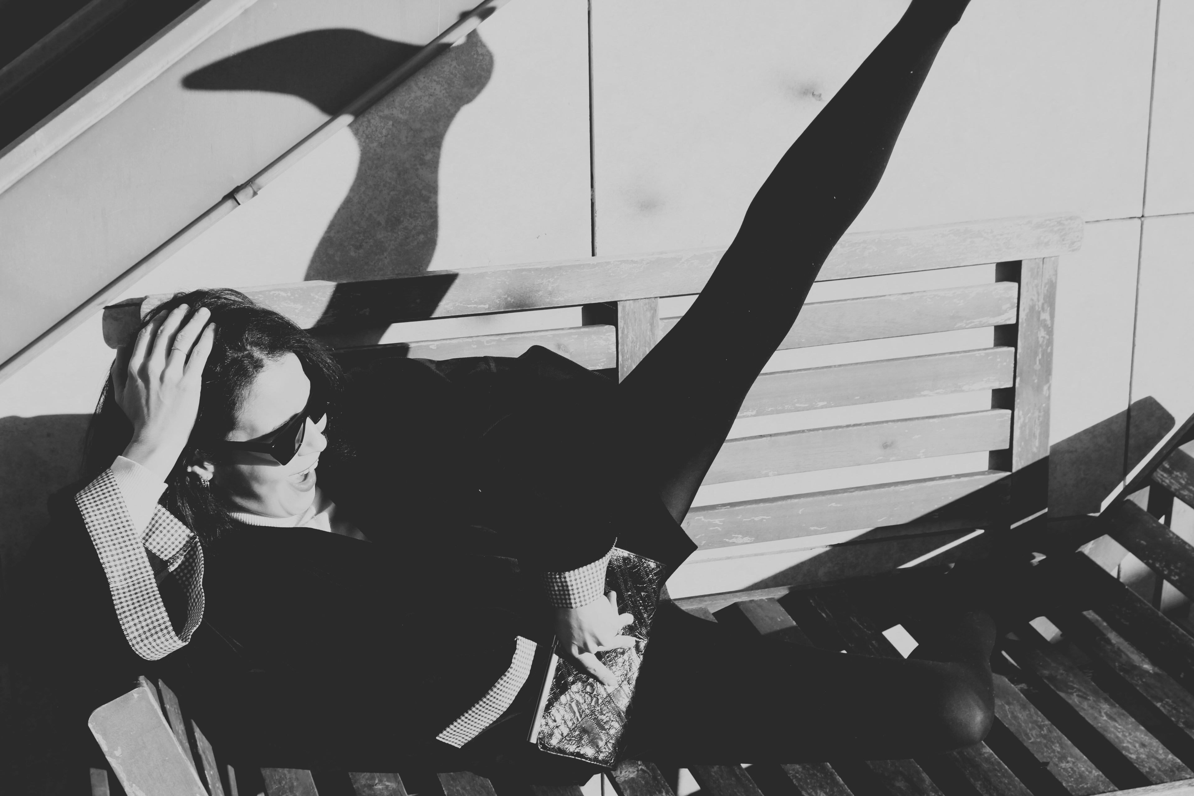 Femme libre et audacieuse qui pose dans un cadre urbain avec un kimono en velours Atelier Sarita.