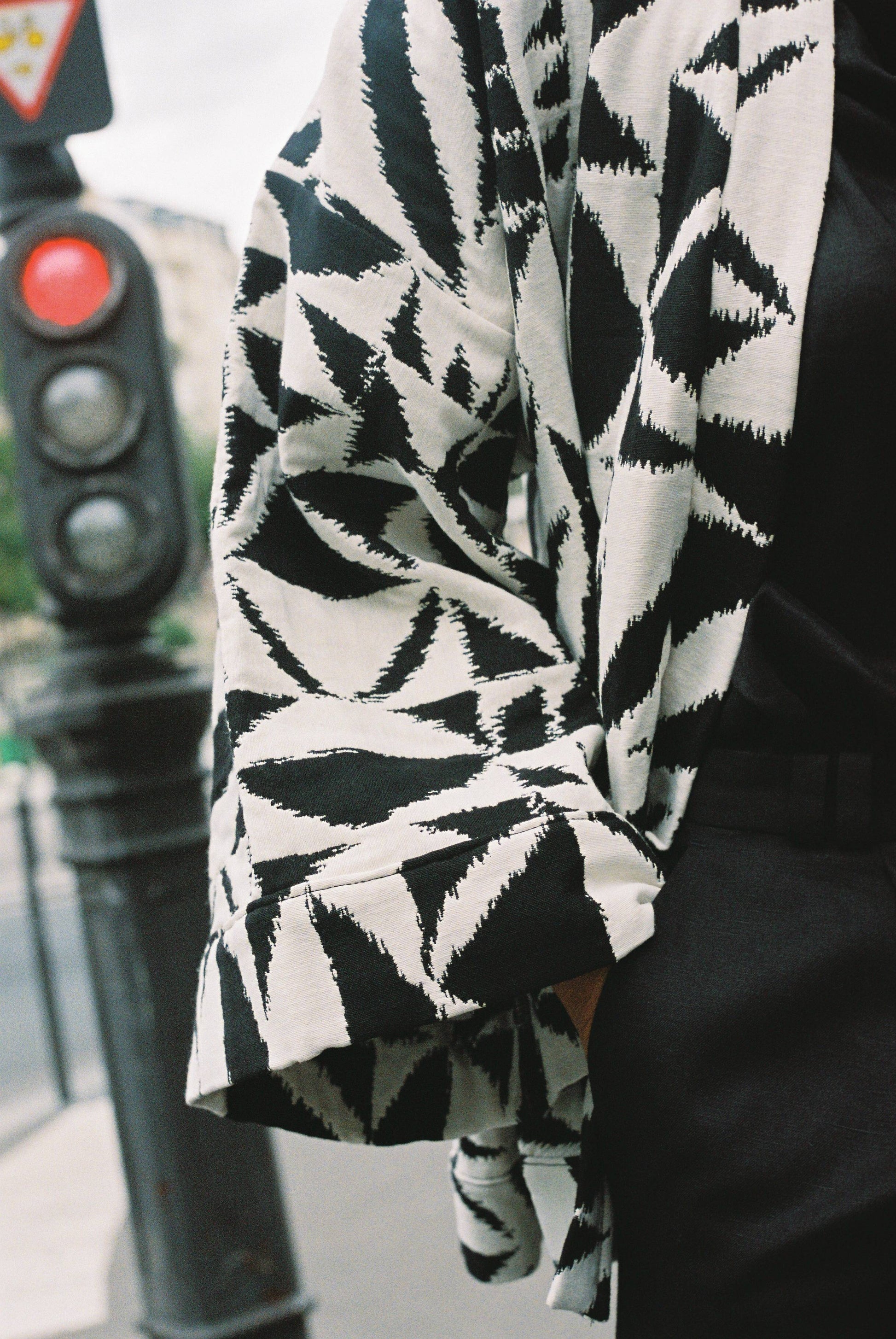 Atelier Sarita – Kimono Ito en jacquard noir et blanc. Une coupe ample et enveloppante, pensée pour épouser le mouvement urbain avec assurance et élégance. Confectionné à la main à Paris en série limitée, ce modèle est réalisé dans un jacquard graphique épais mais souple, provenant d’une maison de textile française fondée il y a plus de 200 ans et reconnue pour son exigence en matière de traçabilité, de production locale et de durabilité. Une pièce forte et audacieuse, parfaite pour l’automne.