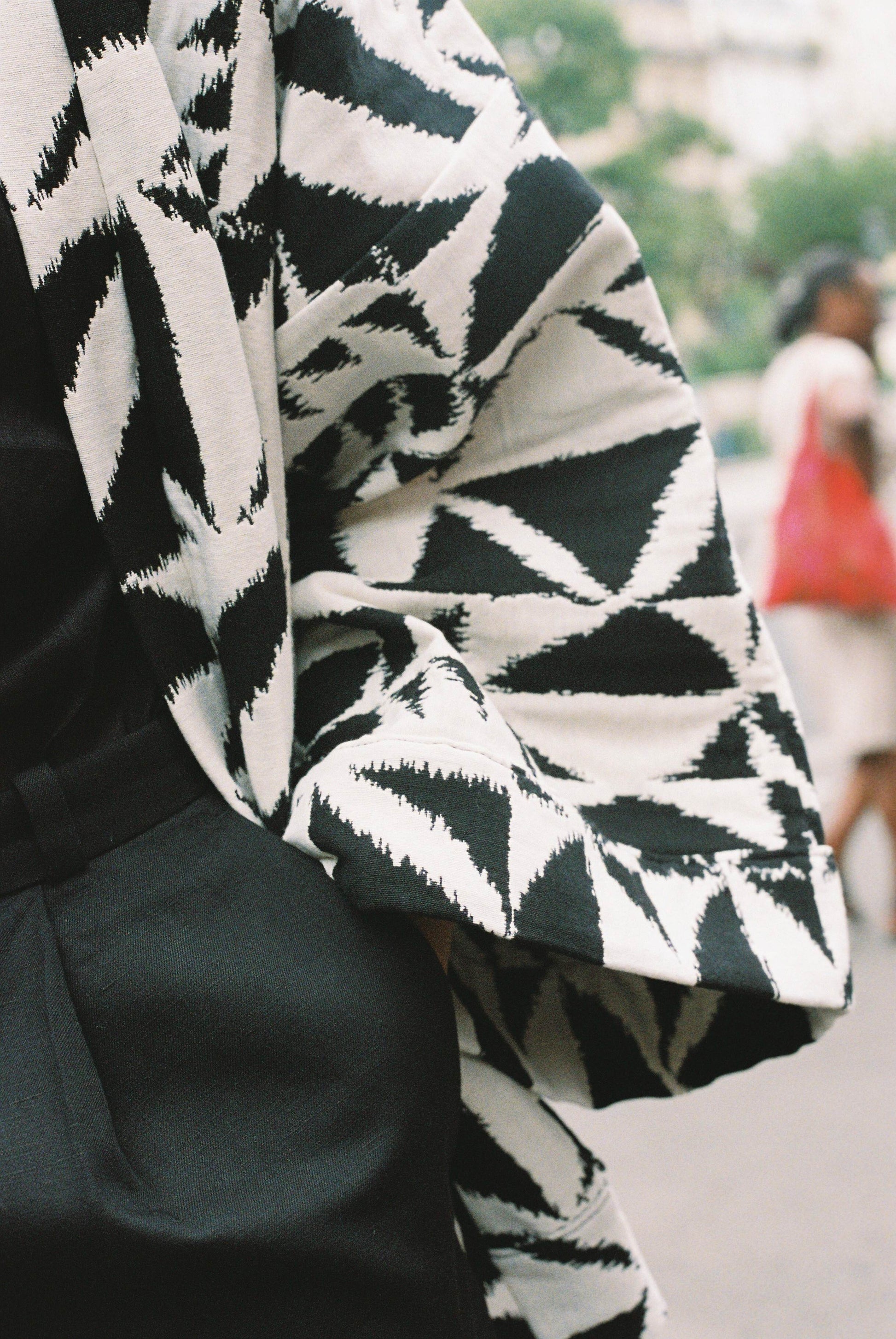 Atelier Sarita – Kimono Ito en jacquard noir et blanc. Une coupe ample et enveloppante, pensée pour épouser le mouvement urbain avec assurance et élégance. Confectionné à la main à Paris en série limitée, ce modèle est réalisé dans un jacquard graphique épais mais souple, provenant d’une maison de textile française fondée il y a plus de 200 ans et reconnue pour son exigence en matière de traçabilité, de production locale et de durabilité. Une pièce forte et audacieuse, parfaite pour l’automne.