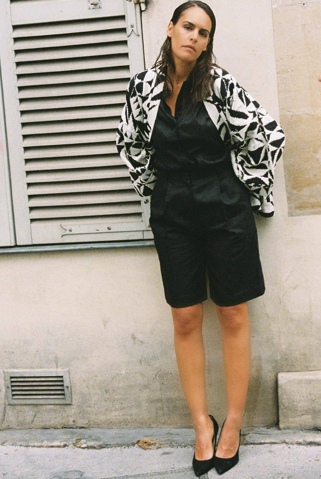 Atelier Sarita – Kimono Ito en jacquard noir et blanc. Une coupe ample et enveloppante, pensée pour épouser le mouvement urbain avec assurance et élégance. Confectionné à la main à Paris en série limitée, ce modèle est réalisé dans un jacquard graphique épais mais souple, provenant d’une maison de textile française fondée il y a plus de 200 ans et reconnue pour son exigence en matière de traçabilité, de production locale et de durabilité. Une pièce forte et audacieuse, parfaite pour l’automne.