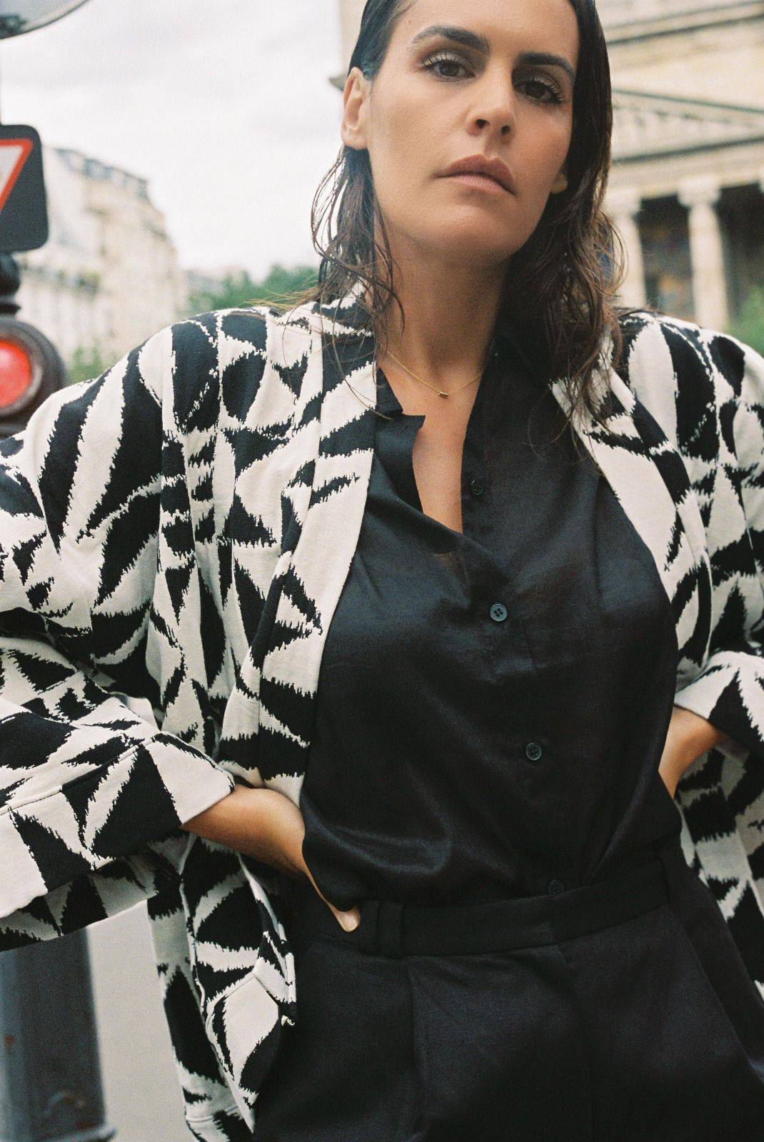 Atelier Sarita – Kimono Ito en jacquard noir et blanc. Une coupe ample et enveloppante, pensée pour épouser le mouvement urbain avec assurance et élégance. Confectionné à la main à Paris en série limitée, ce modèle est réalisé dans un jacquard graphique épais mais souple, provenant d’une maison de textile française fondée il y a plus de 200 ans et reconnue pour son exigence en matière de traçabilité, de production locale et de durabilité. Une pièce forte et audacieuse, parfaite pour l’automne.