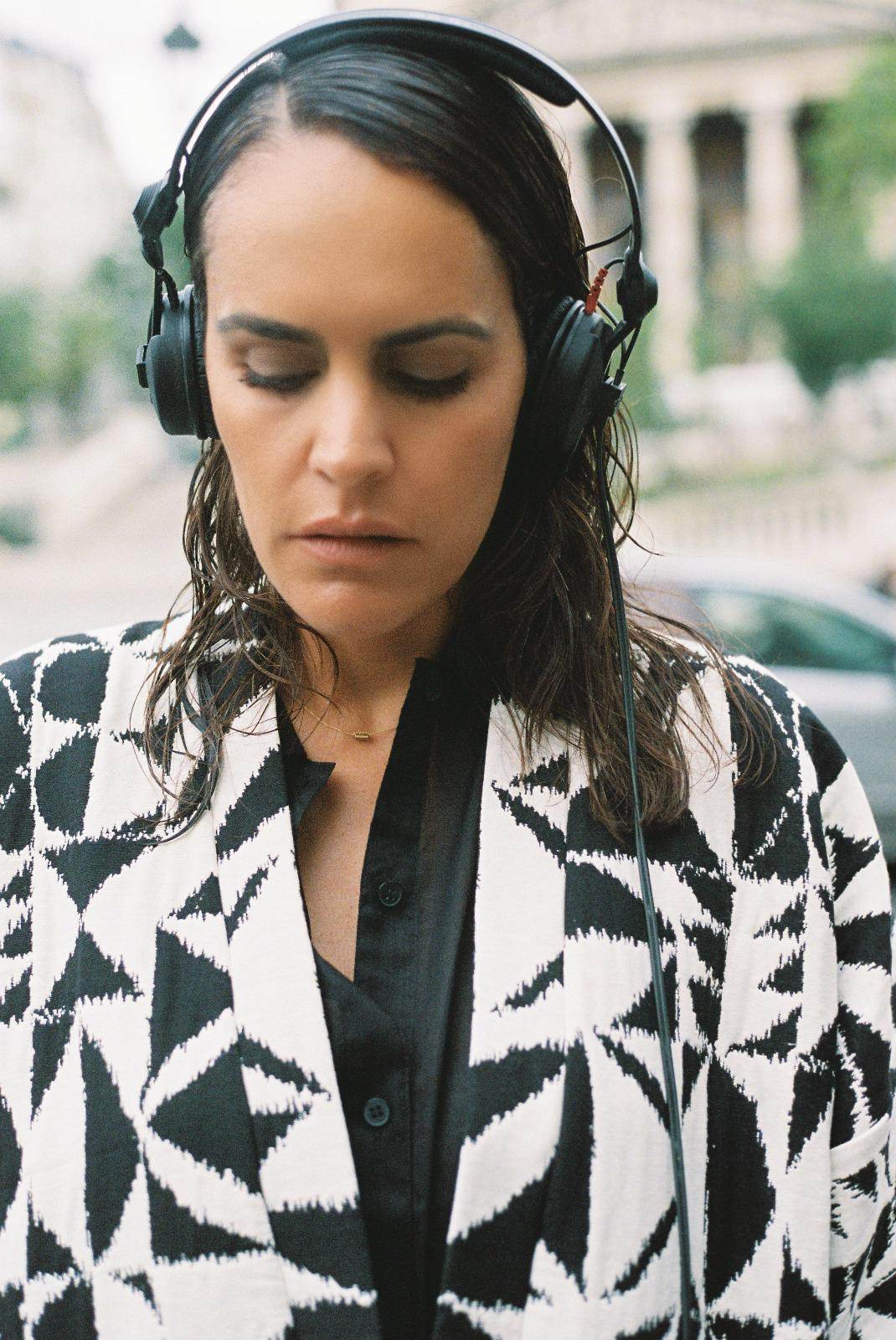 Atelier Sarita – Kimono Ito en jacquard noir et blanc. Une coupe ample et enveloppante, pensée pour épouser le mouvement urbain avec assurance et élégance. Confectionné à la main à Paris en série limitée, ce modèle est réalisé dans un jacquard graphique épais mais souple, provenant d’une maison de textile française fondée il y a plus de 200 ans et reconnue pour son exigence en matière de traçabilité, de production locale et de durabilité. Une pièce forte et audacieuse, parfaite pour l’automne.