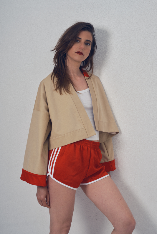 Veste crop beige et rouge aux lignes kimono portée avec un short rouge, modèle Gilles de la collection Côté Marais par Atelier Sarita.