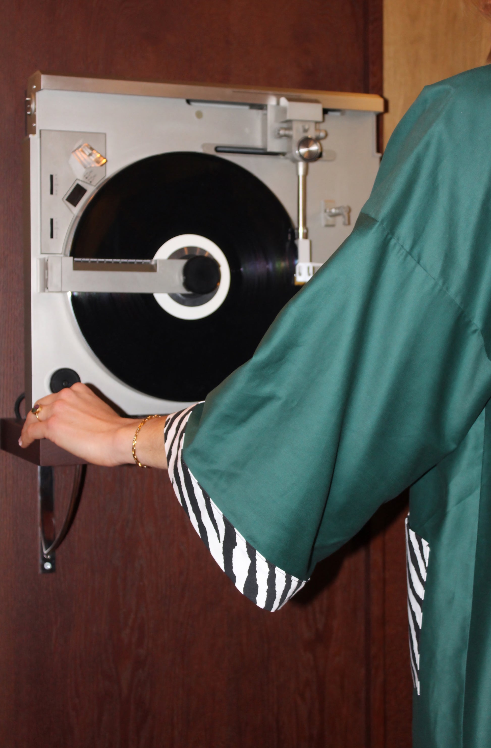 Kimono en coton vert avec poches et revers de manches au motif zèbre, confectionné à la main à Paris. Pièce unique, coupe ample et fluide, idéale pour un look chic et décontracté.