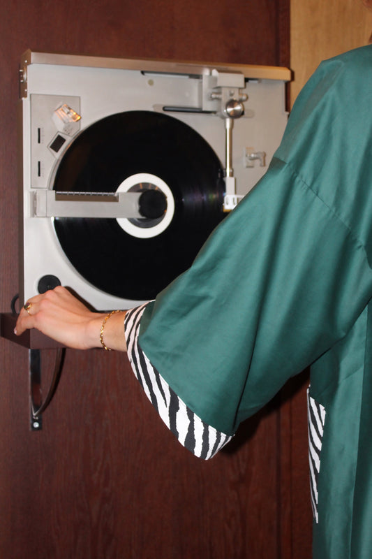 Kimono en coton vert avec poches et revers de manches au motif zèbre, confectionné à la main à Paris. Pièce unique, coupe ample et fluide, idéale pour un look chic et décontracté.