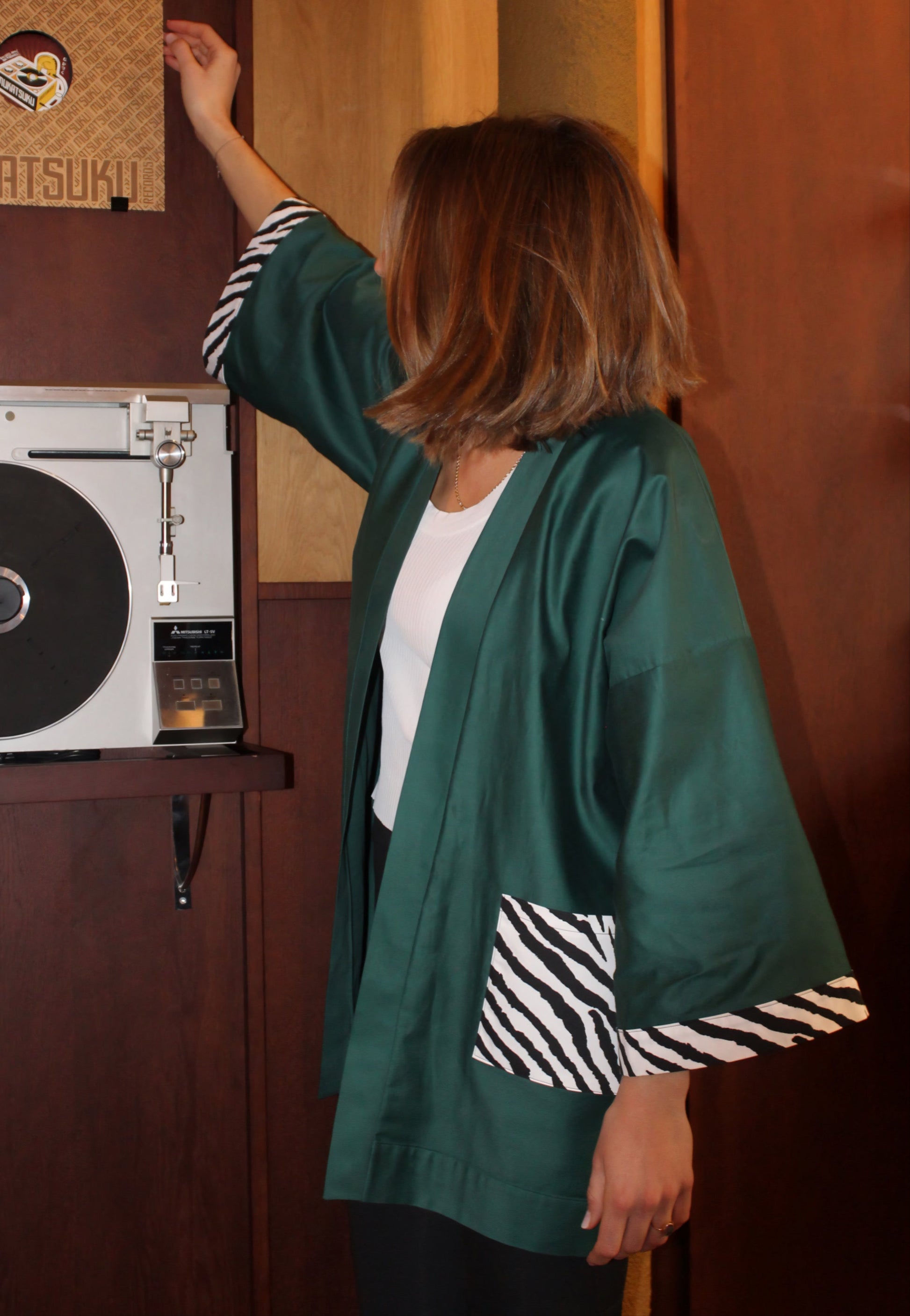 Kimono en coton vert avec poches et revers de manches au motif zèbre, confectionné à la main à Paris. Pièce unique, coupe ample et fluide, idéale pour un look chic et décontracté.