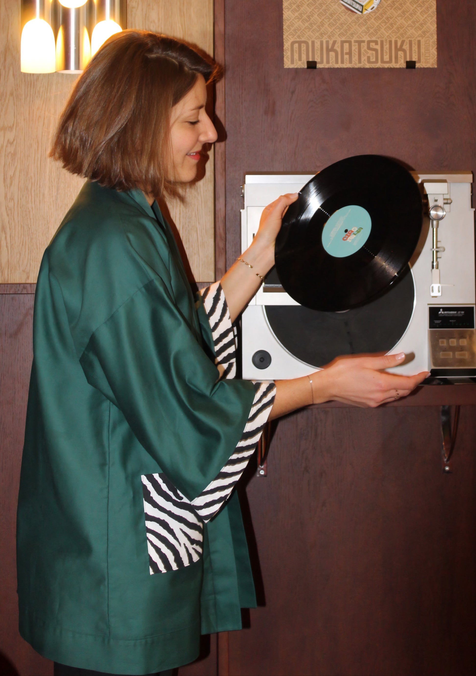 Kimono en coton vert avec poches et revers de manches au motif zèbre, confectionné à la main à Paris. Pièce unique, coupe ample et fluide, idéale pour un look chic et décontracté.
