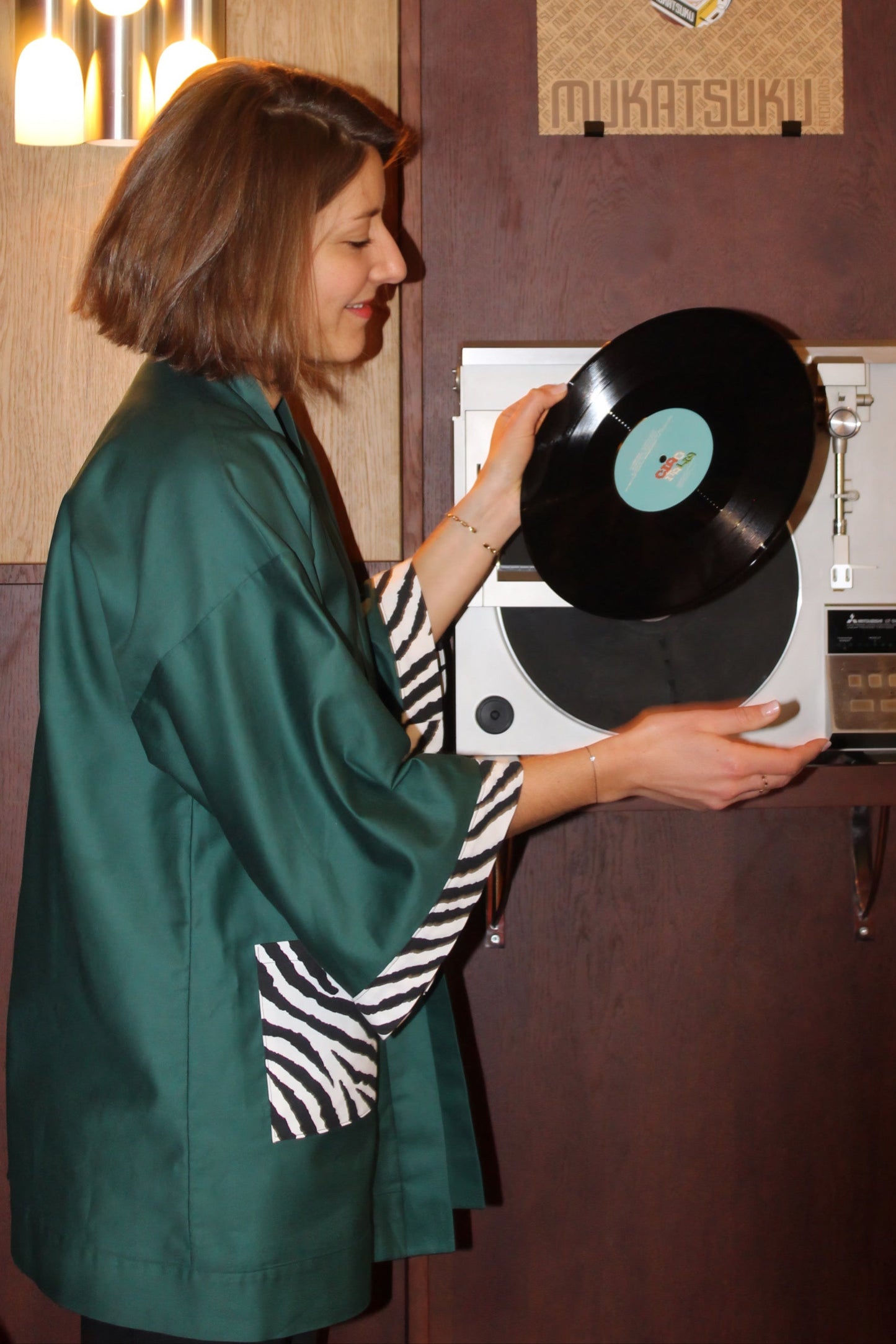 Kimono en coton vert avec poches et revers de manches au motif zèbre, confectionné à la main à Paris. Pièce unique, coupe ample et fluide, idéale pour un look chic et décontracté.