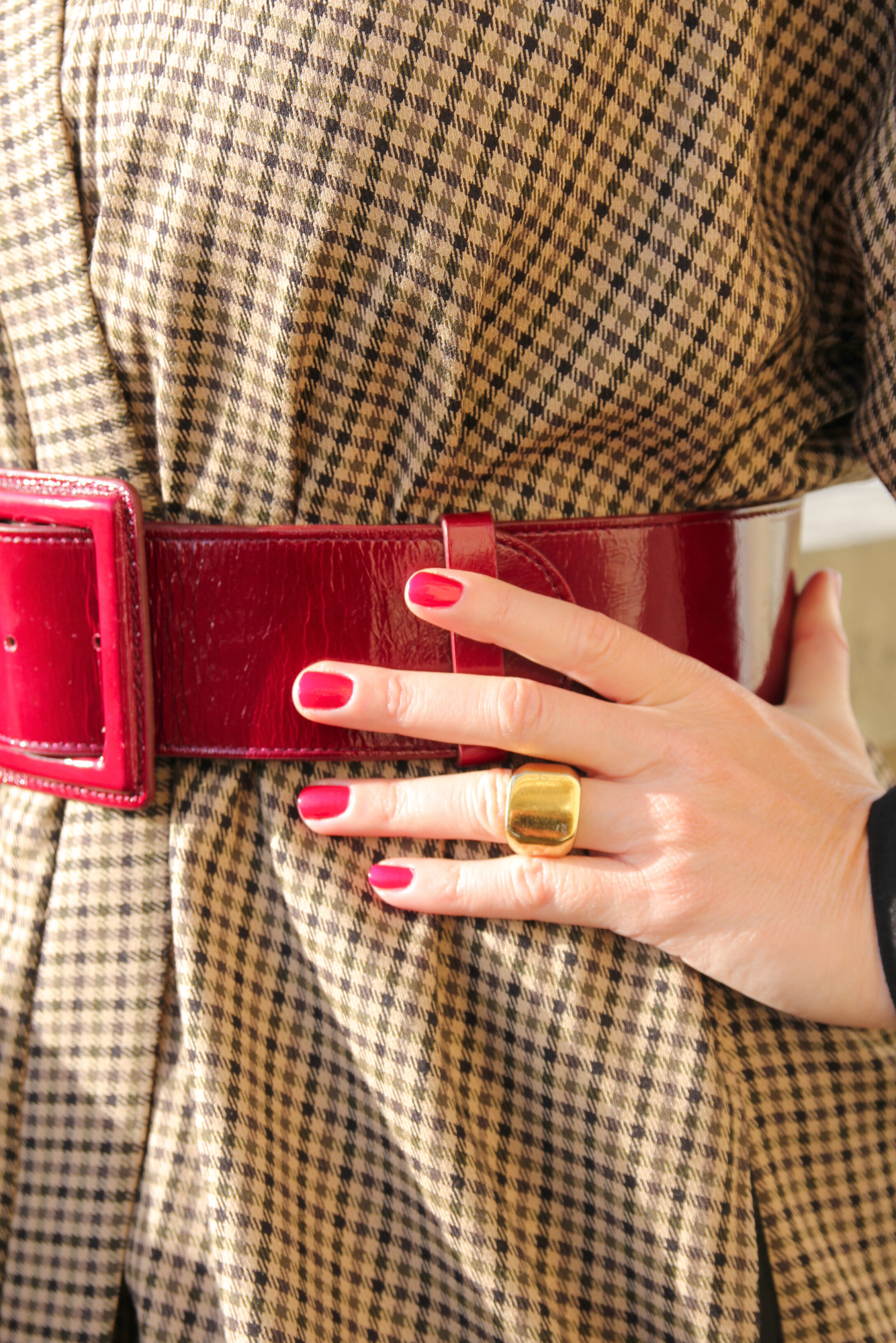 Découvrez notre kimono en motif pied-de-poule, alliant chic et décontraction. Parfait pour une allure sophistiquée à la maison ou en superposition sur une tenue élégante.