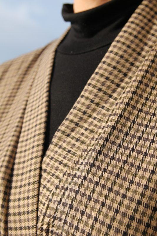 Découvrez notre kimono en motif pied-de-poule, alliant chic et décontraction. Parfait pour une allure sophistiquée à la maison ou en superposition sur une tenue élégante.