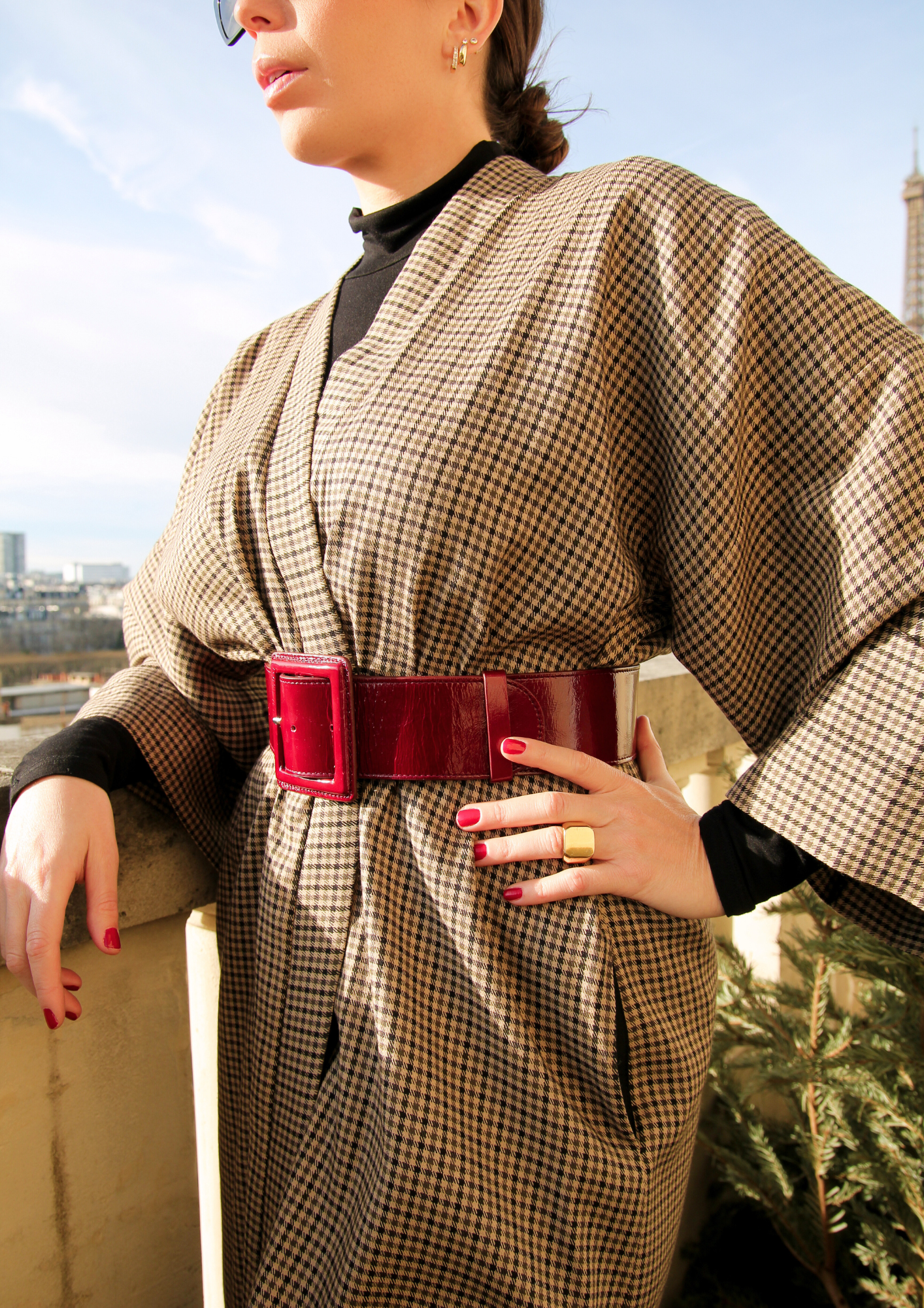 Découvrez notre kimono en motif pied-de-poule, alliant chic et décontraction. Parfait pour une allure sophistiquée à la maison ou en superposition sur une tenue élégante.