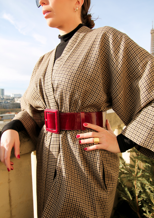 Découvrez notre kimono en motif pied-de-poule, alliant chic et décontraction. Parfait pour une allure sophistiquée à la maison ou en superposition sur une tenue élégante.