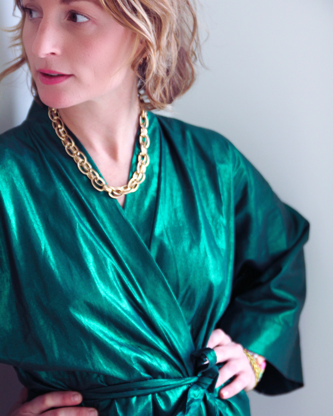 La fondatrice d'Atelier, Sarah Partouche, vêtue d'un kimono satiné vert nouée à la taille. Un symbole d'élégance intemporelle.